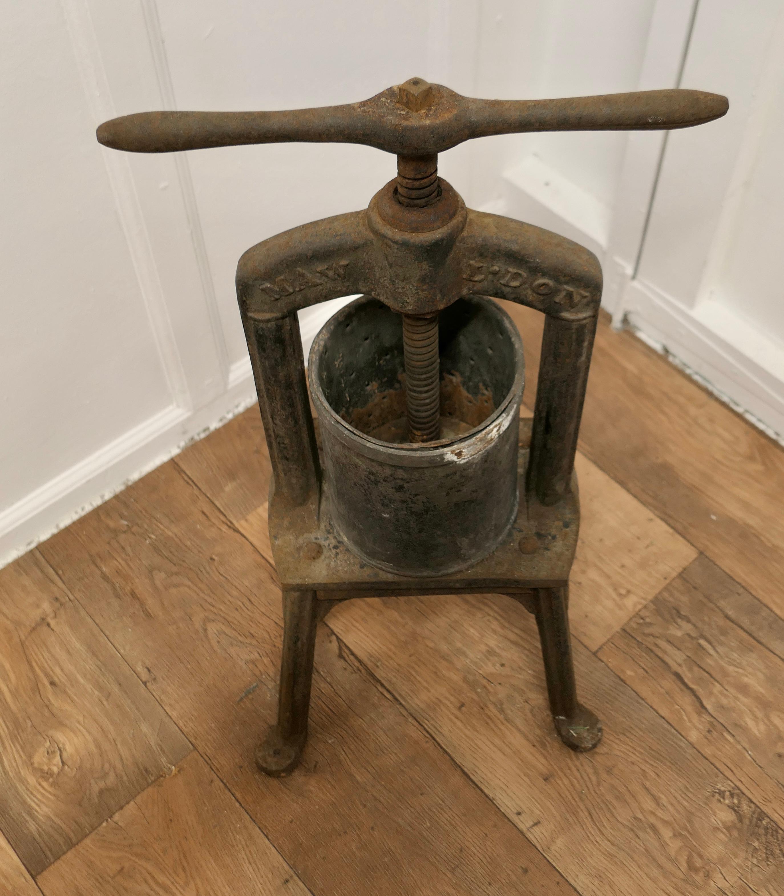 Maw and Sons 19th Century Cast Iron Tincture Press In Good Condition For Sale In Chillerton, Isle of Wight