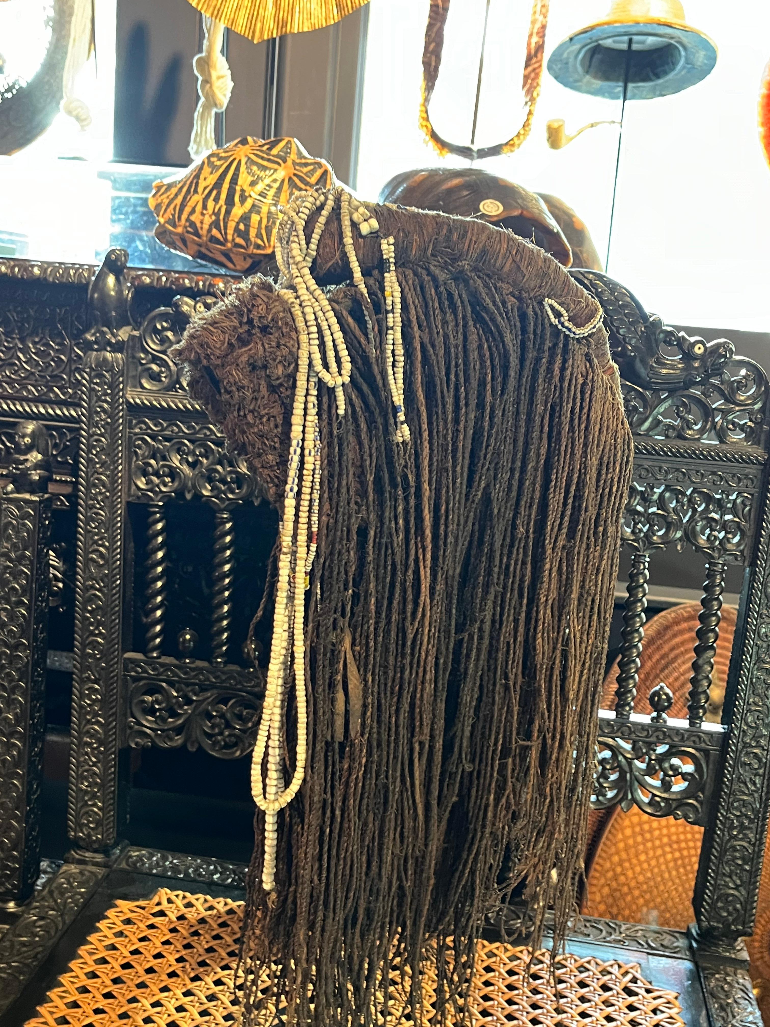 Mbukushu / Gruppo Kavango,  Botswana/Namibia/Angola, inizio XX secolo

Uno squisito e antico esempio di copricapo a parrucca intrecciata Mbukushu, con una base in pelle o cuoio che si è naturalmente deteriorata nel tempo. In origine, avrebbe