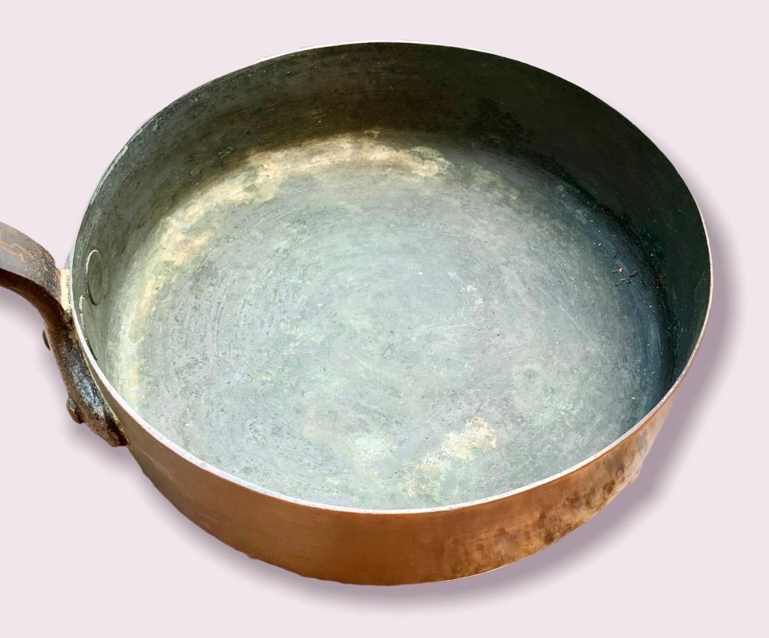 Medium Antique French Copper and Iron Casserole/ Saucepan In Good Condition For Sale In New Orleans, LA