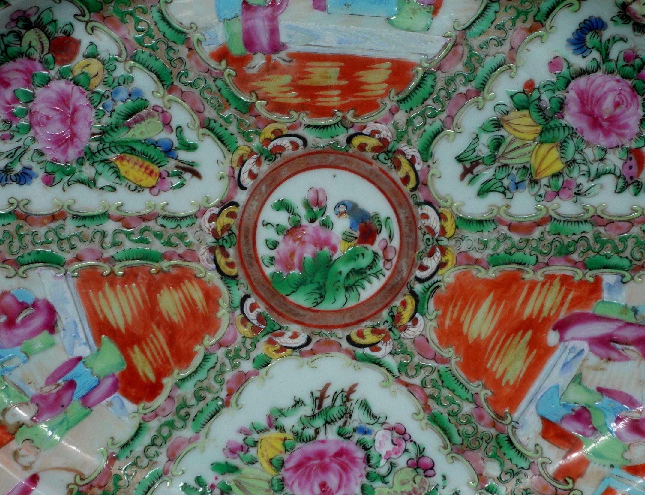 Qing Medium Size Chinese Rose Medallion Porcelain Plater, Ric 058