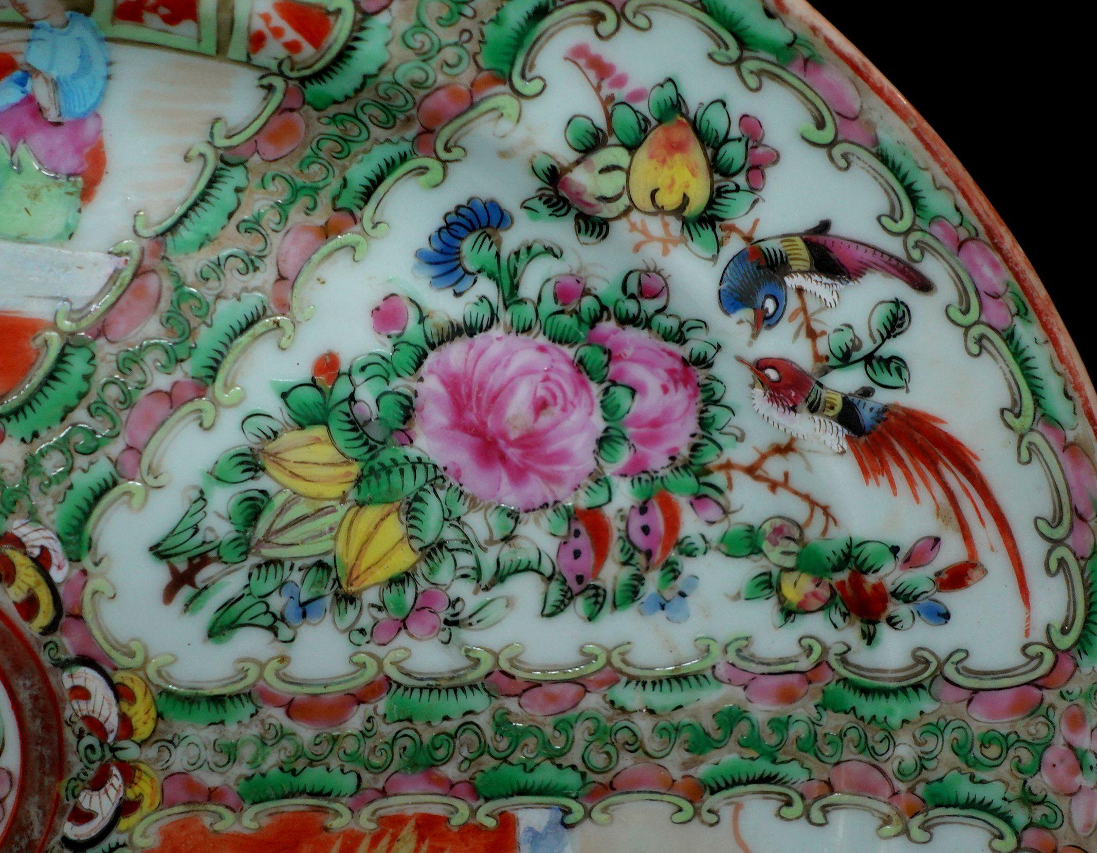 Medium Size Chinese Rose Medallion Porcelain Plater, Ric 058 In Good Condition In Norton, MA