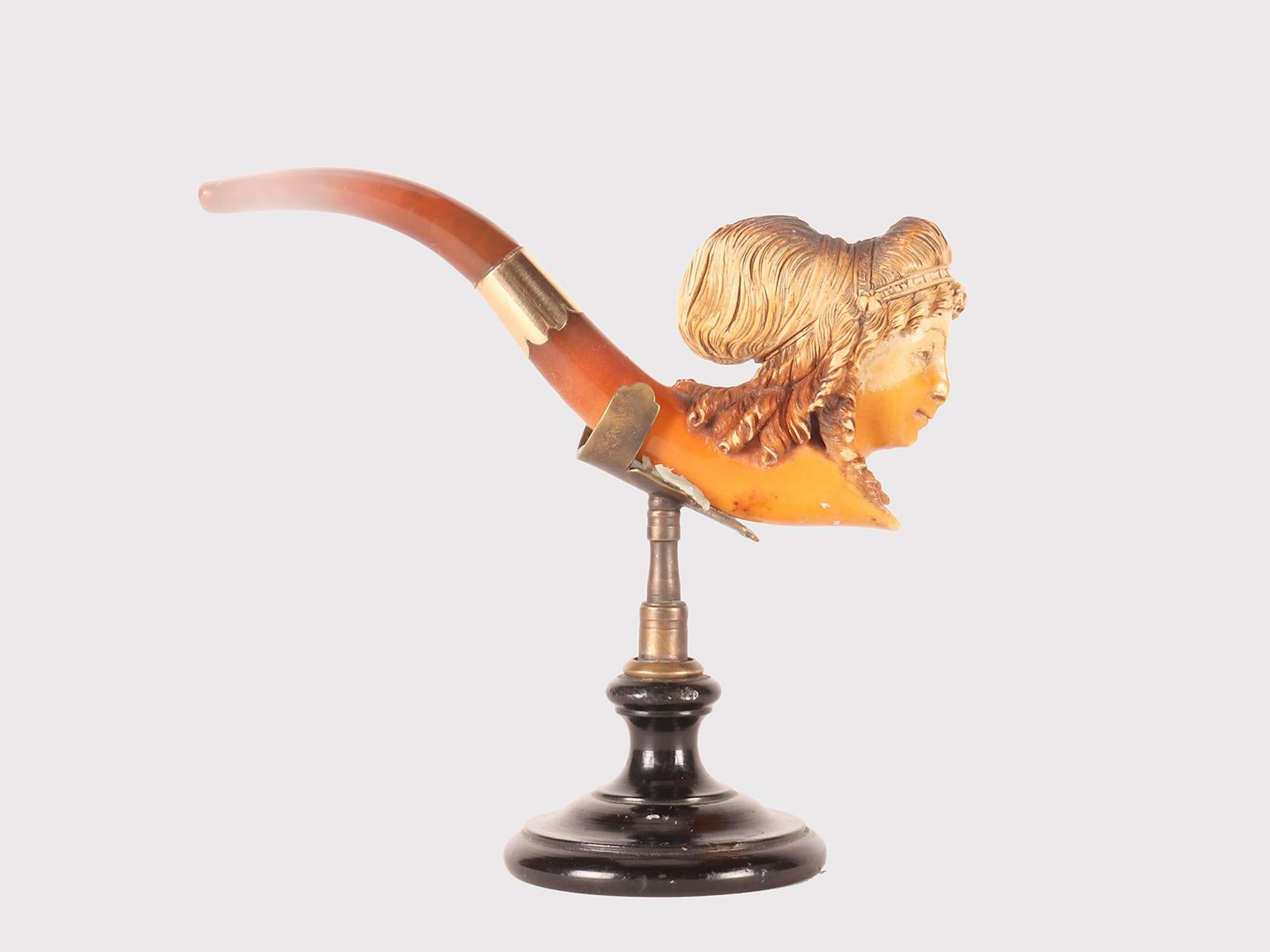 Autrichien pipe en écume de mer : tête de femme avec une fleur dans le style des cheveux, Vienne 1890 en vente