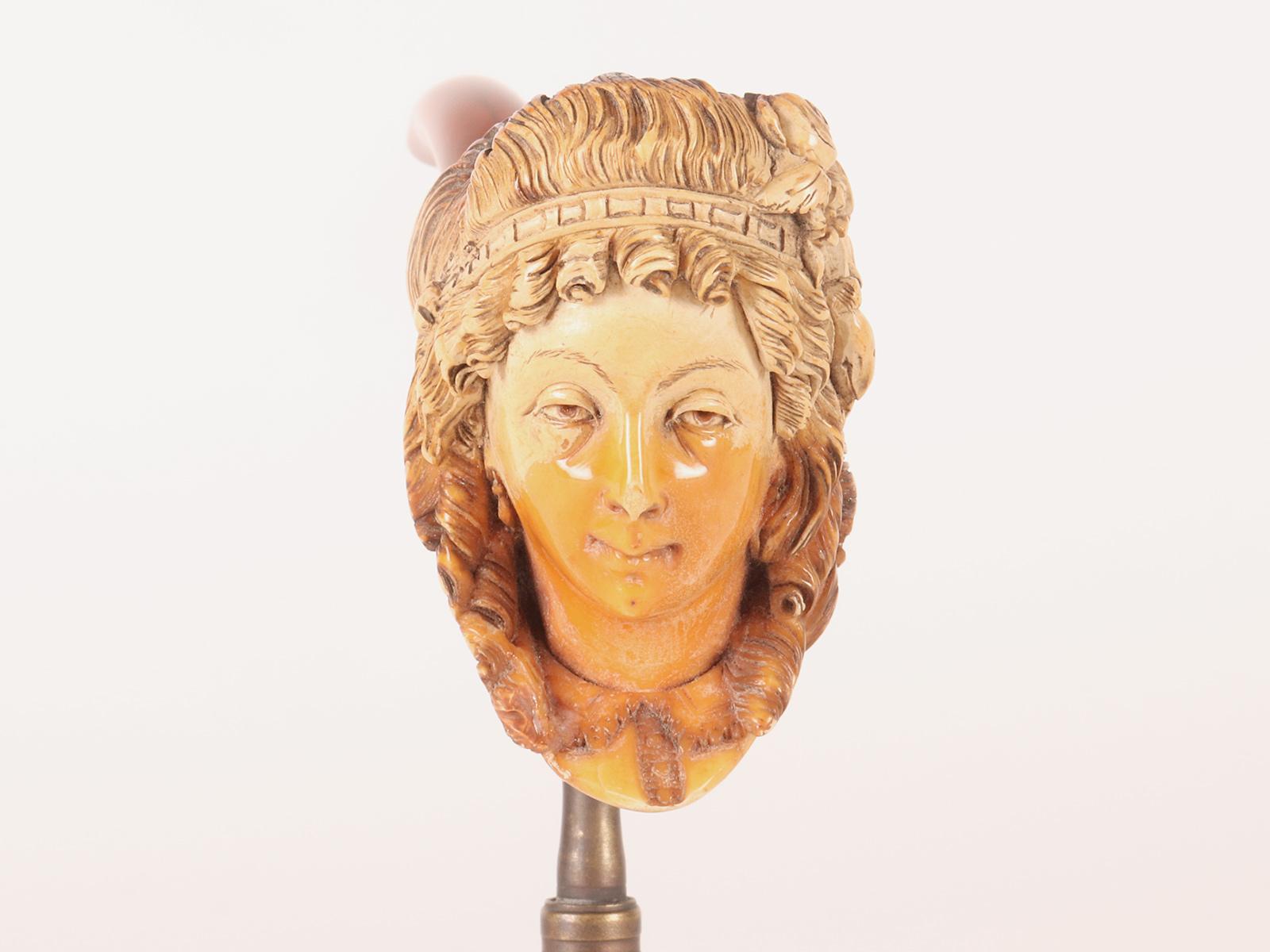 pipe en écume de mer : tête de femme avec une fleur dans le style des cheveux, Vienne 1890 en vente 2