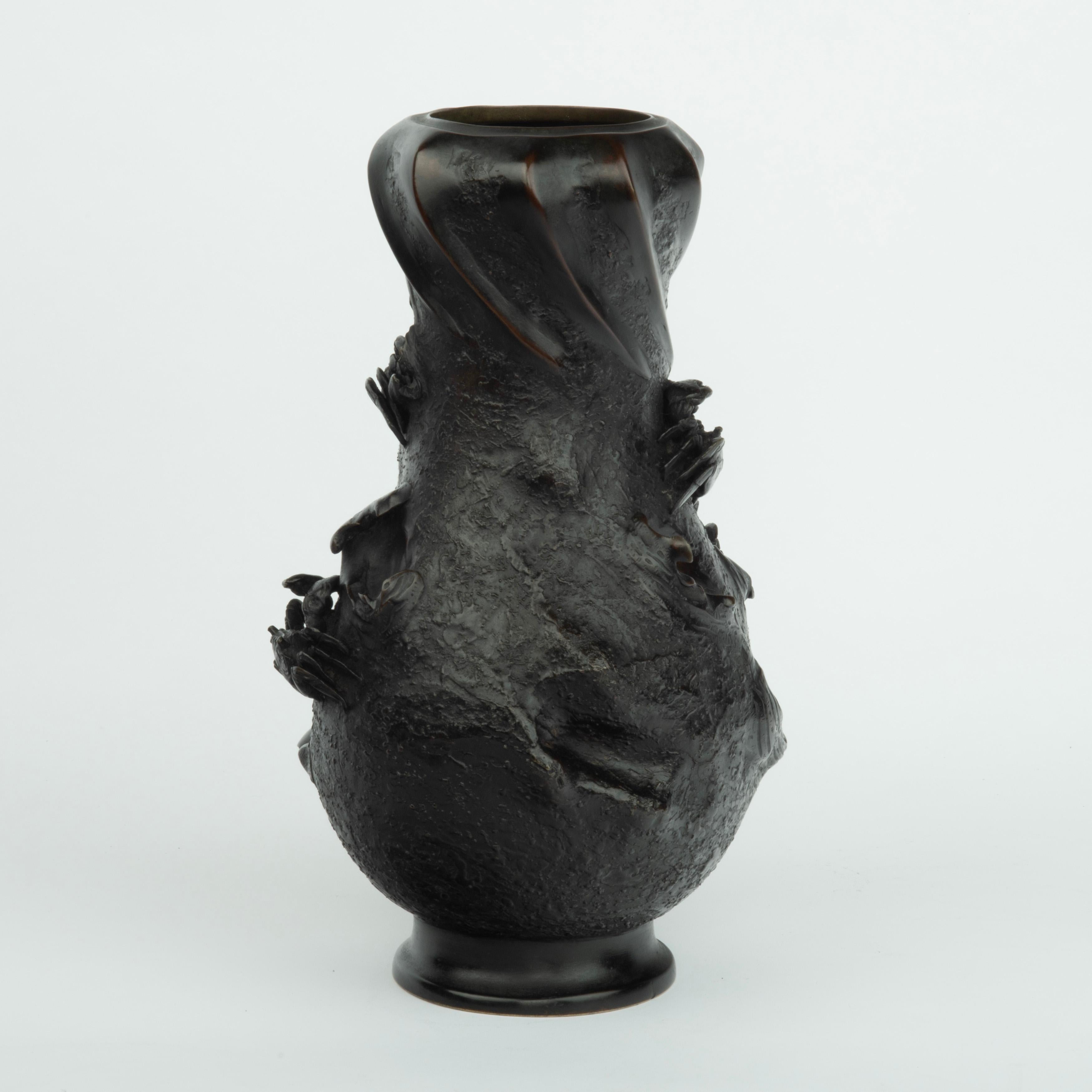 A Meiji bronze vase by Nobuhira In Good Condition For Sale In Lymington, Hampshire