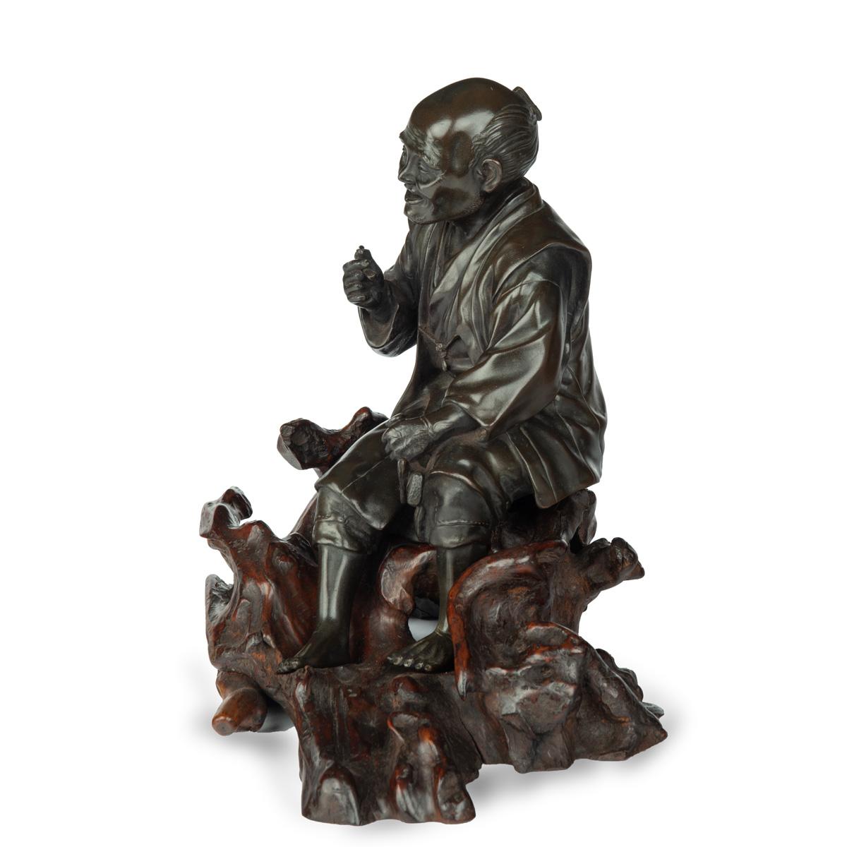 Japanese A Meiji period bronze of a seated man smoking For Sale