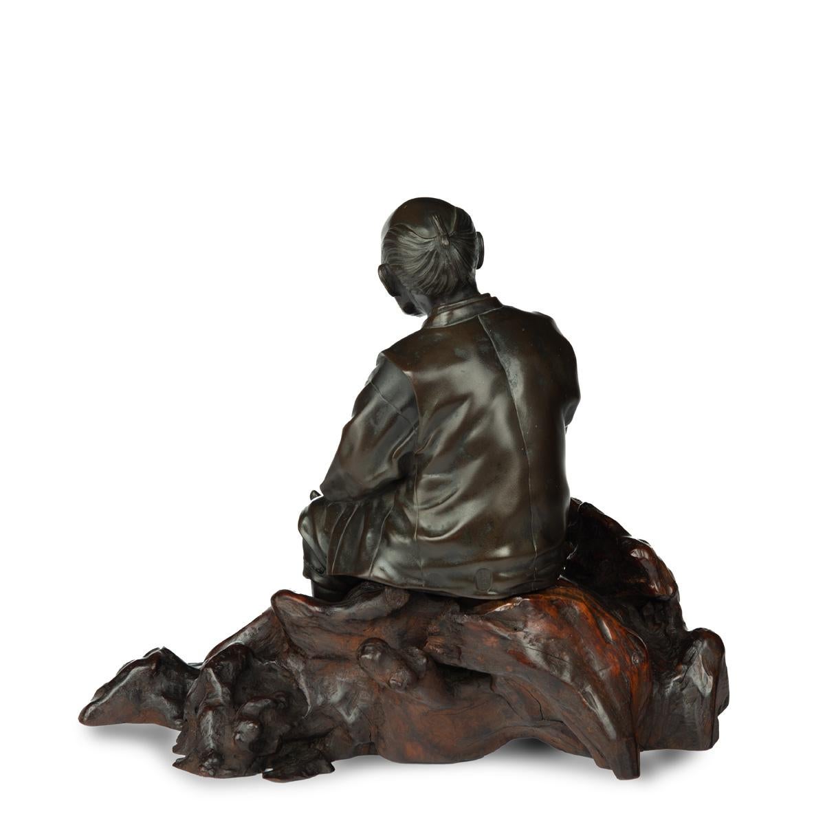A Meiji period bronze of a seated man smoking In Good Condition For Sale In Lymington, Hampshire