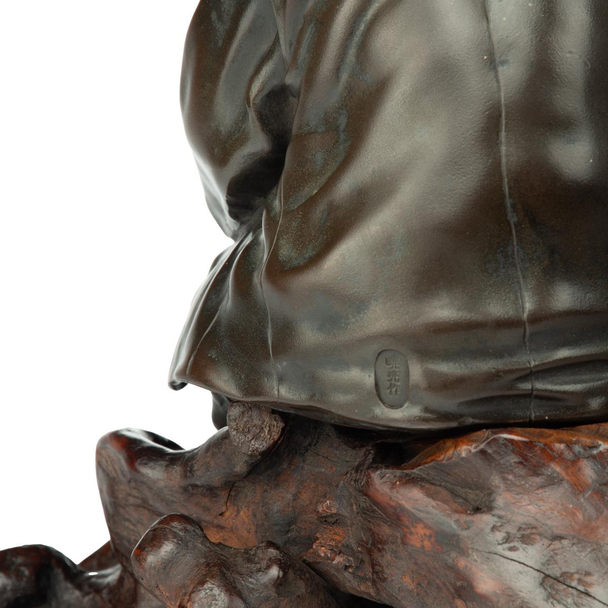 Bronze aus der Meiji-Periode eines sitzenden Mannes, der raucht im Angebot 3