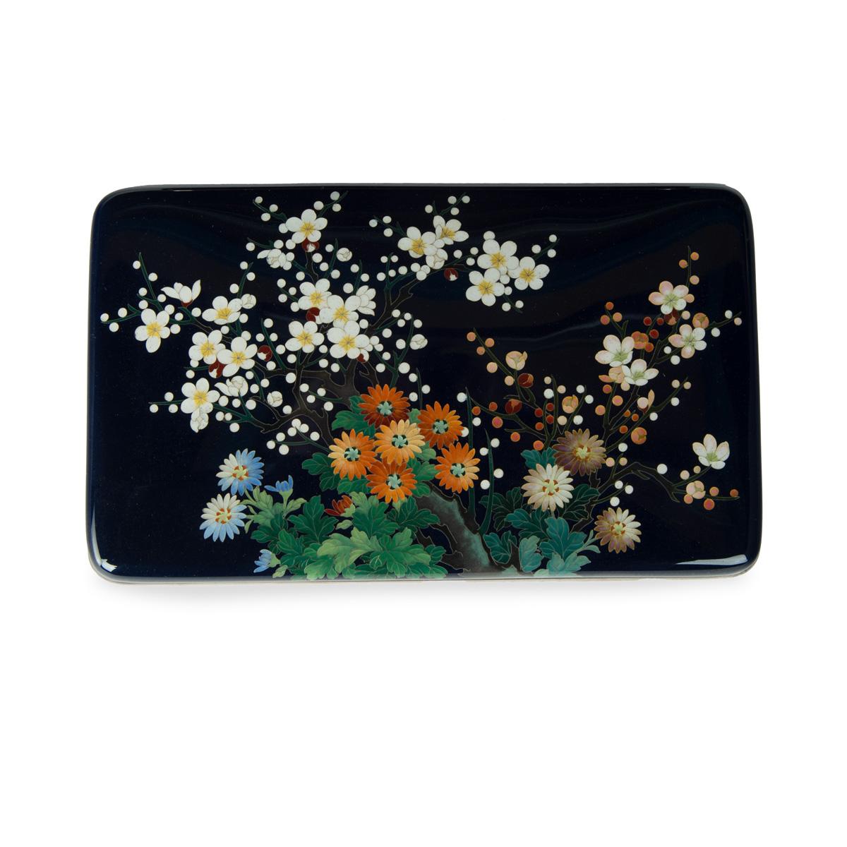 Cloisonné-Dose und Deckel der Firma Ando aus der Meiji-Periode, mit Silberdraht und farbigen Emaillen gearbeitet, mit einer Reihe bunter Blumen, die sich auf einem satten nachtblauen Grund abheben, mit silbernen Rändern und einem Seidenfutter,