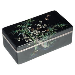 Caja y tapa de cloisonné del periodo Meiji con gorriones, prunus y bambú