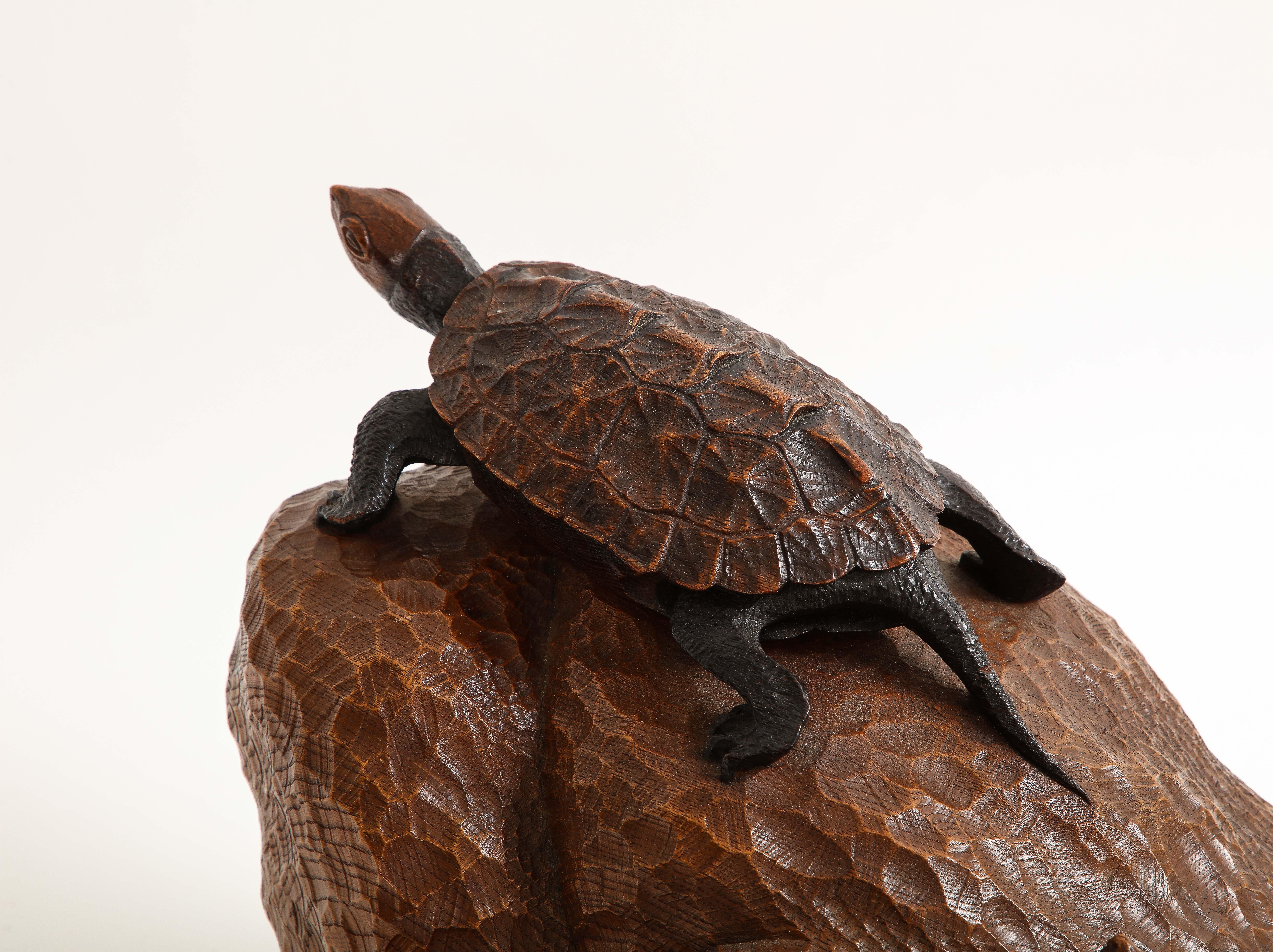 Escultura japonesa de tortuga o galápago tallada a mano en madera, del periodo Meiji, firmada en venta 4