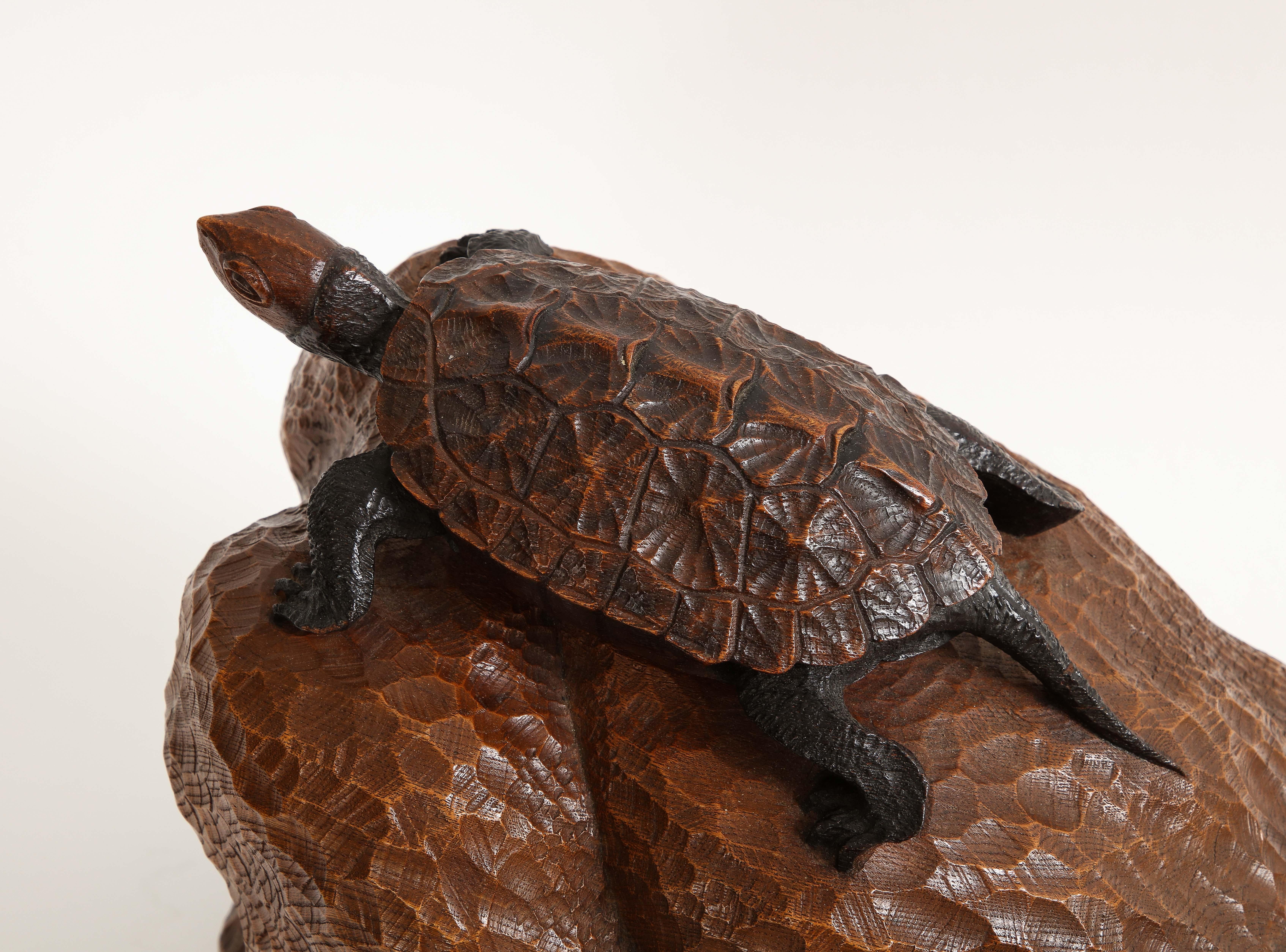 Escultura japonesa de tortuga o galápago tallada a mano en madera, del periodo Meiji, firmada en venta 5
