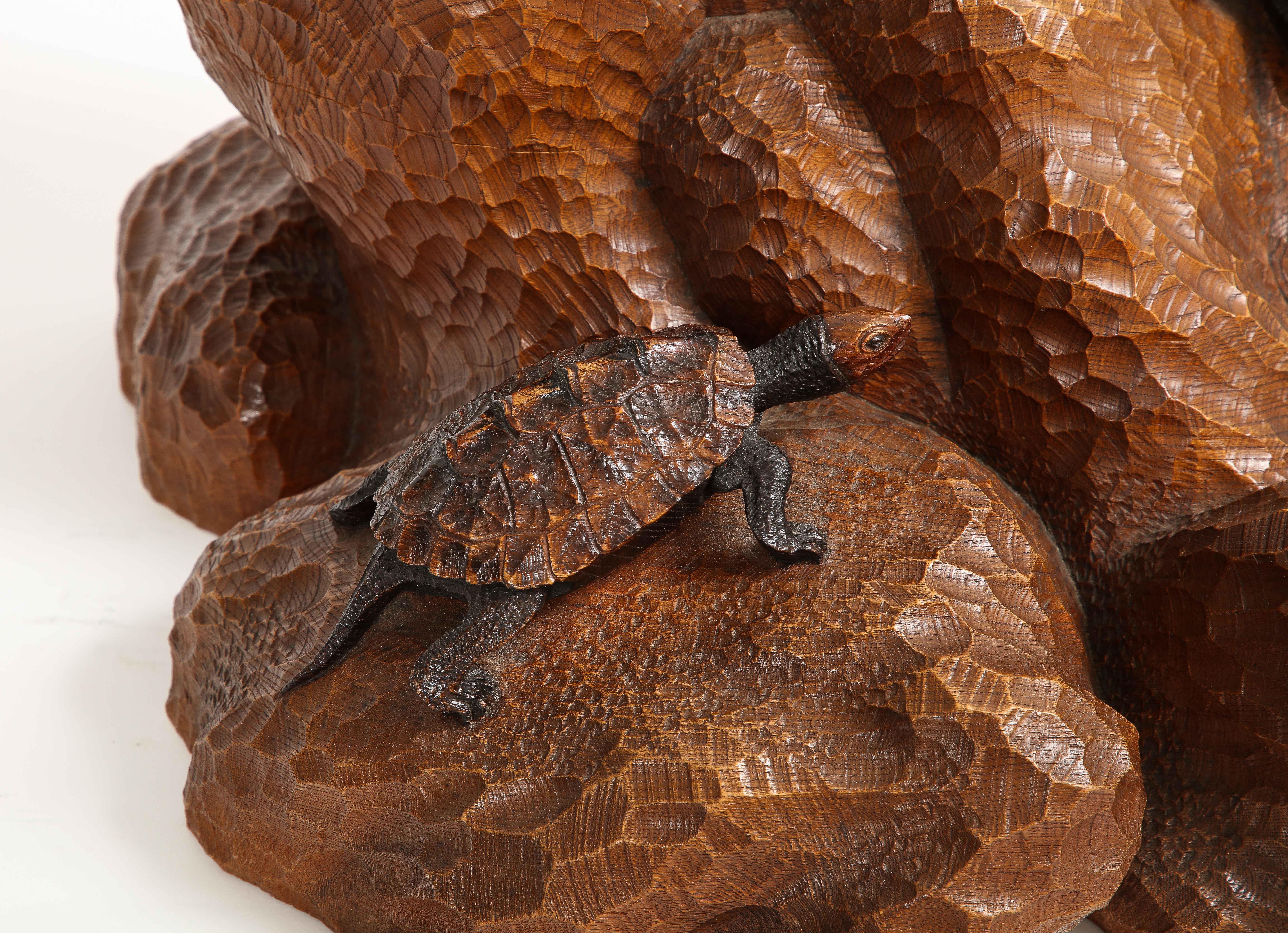 Escultura japonesa de tortuga o galápago tallada a mano en madera, del periodo Meiji, firmada en venta 6