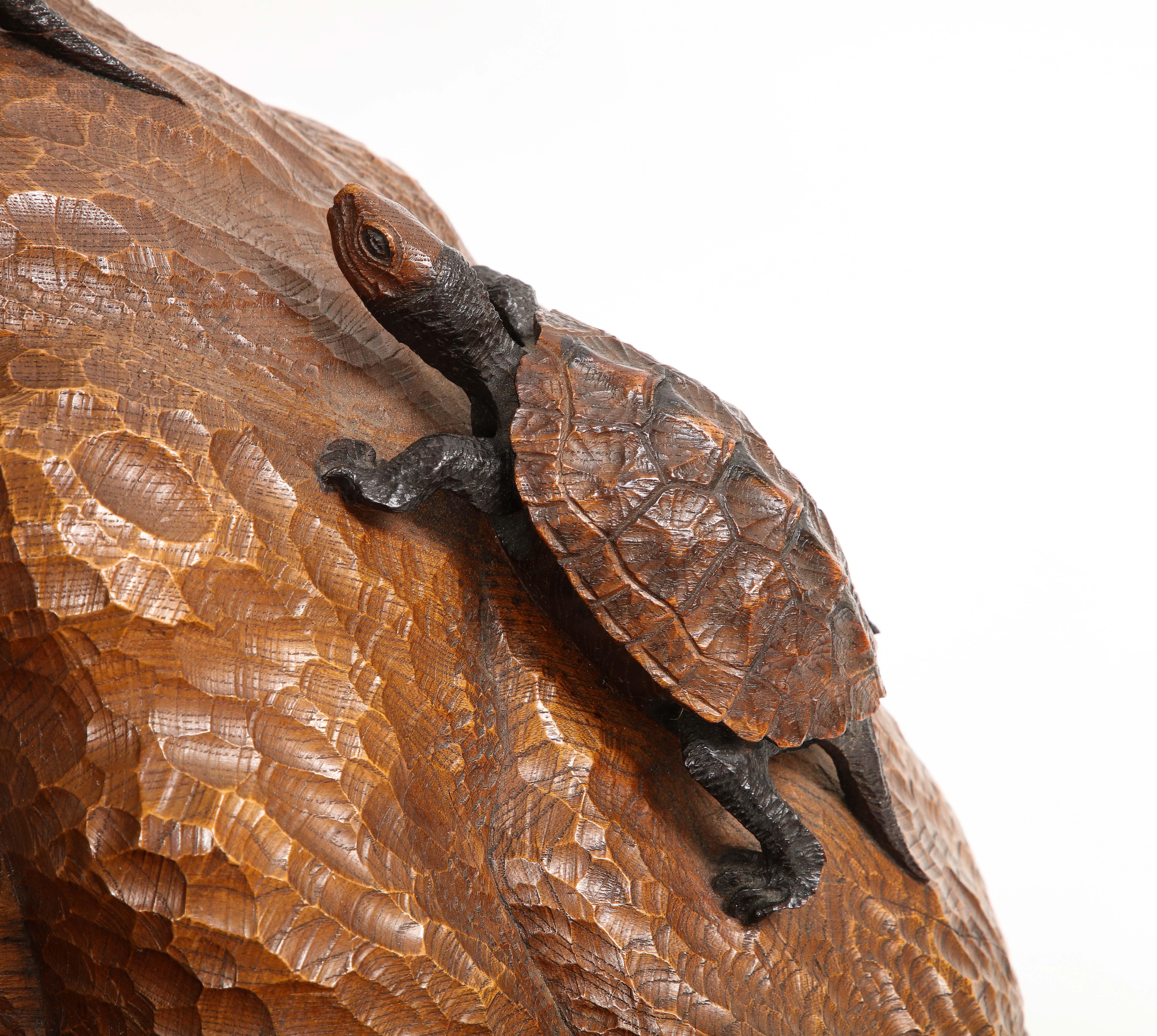 Escultura japonesa de tortuga o galápago tallada a mano en madera, del periodo Meiji, firmada en venta 7