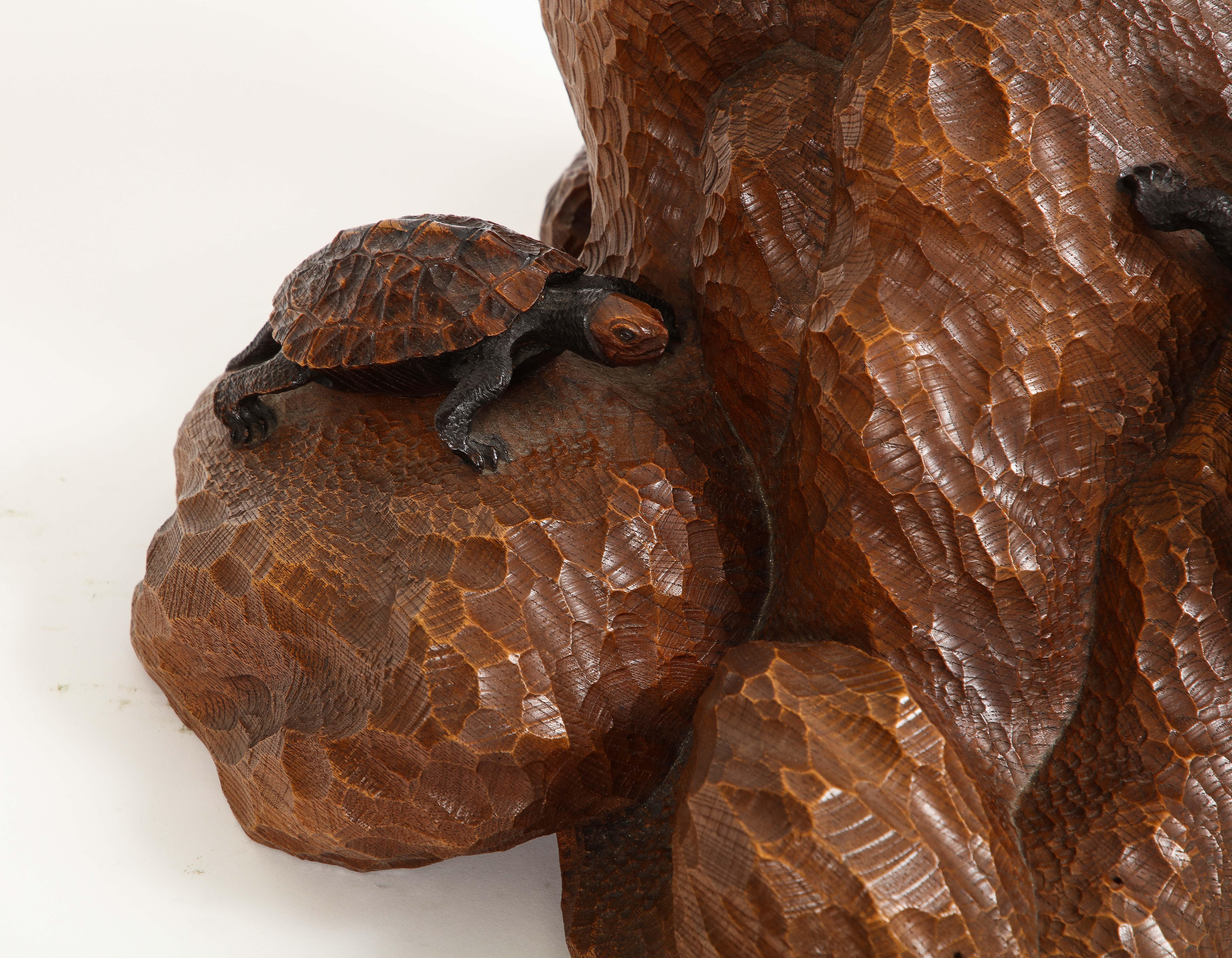 Escultura japonesa de tortuga o galápago tallada a mano en madera, del periodo Meiji, firmada en venta 8