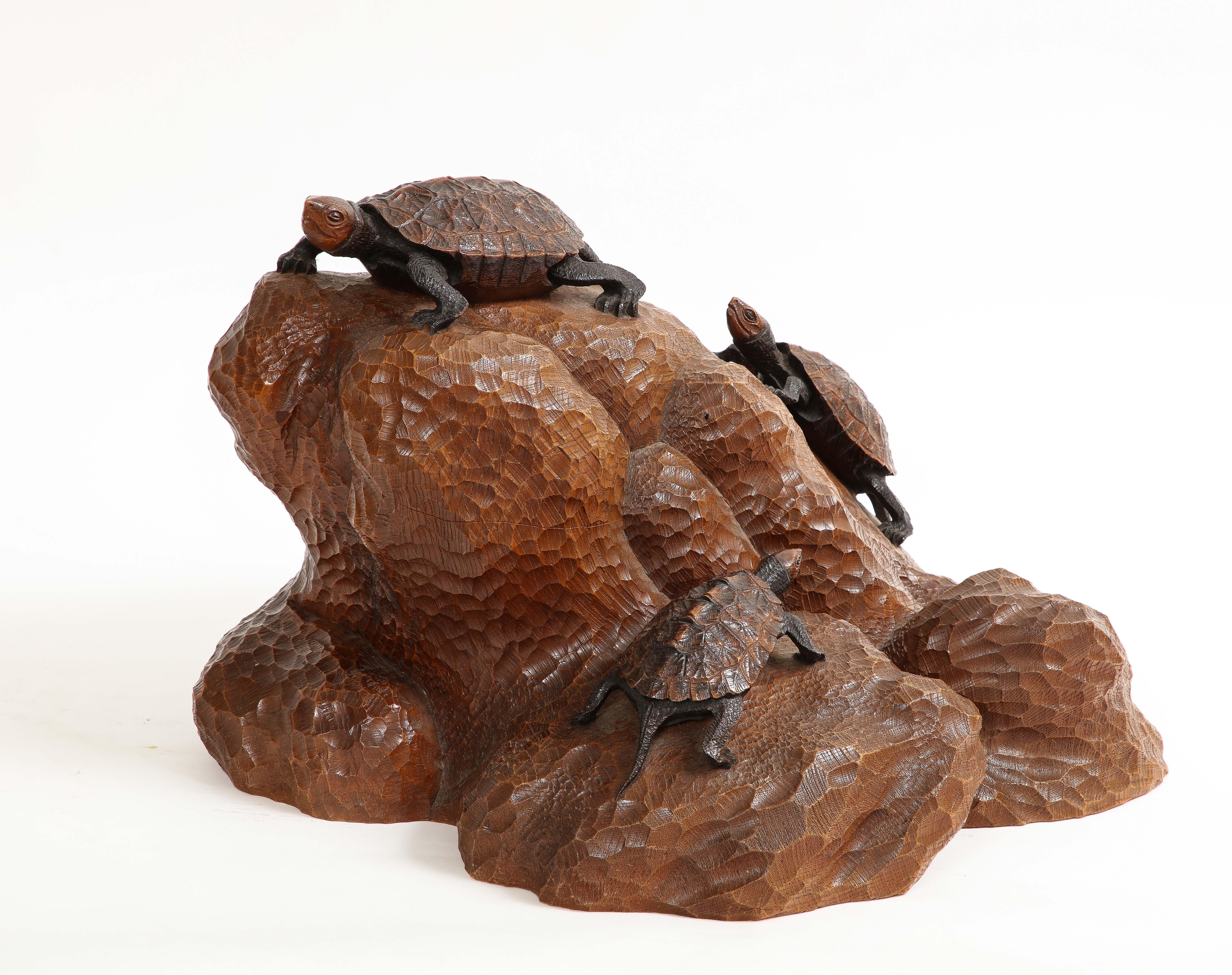 Escultura japonesa de tortuga o galápago tallada a mano en madera, del periodo Meiji, firmada Tallado en venta