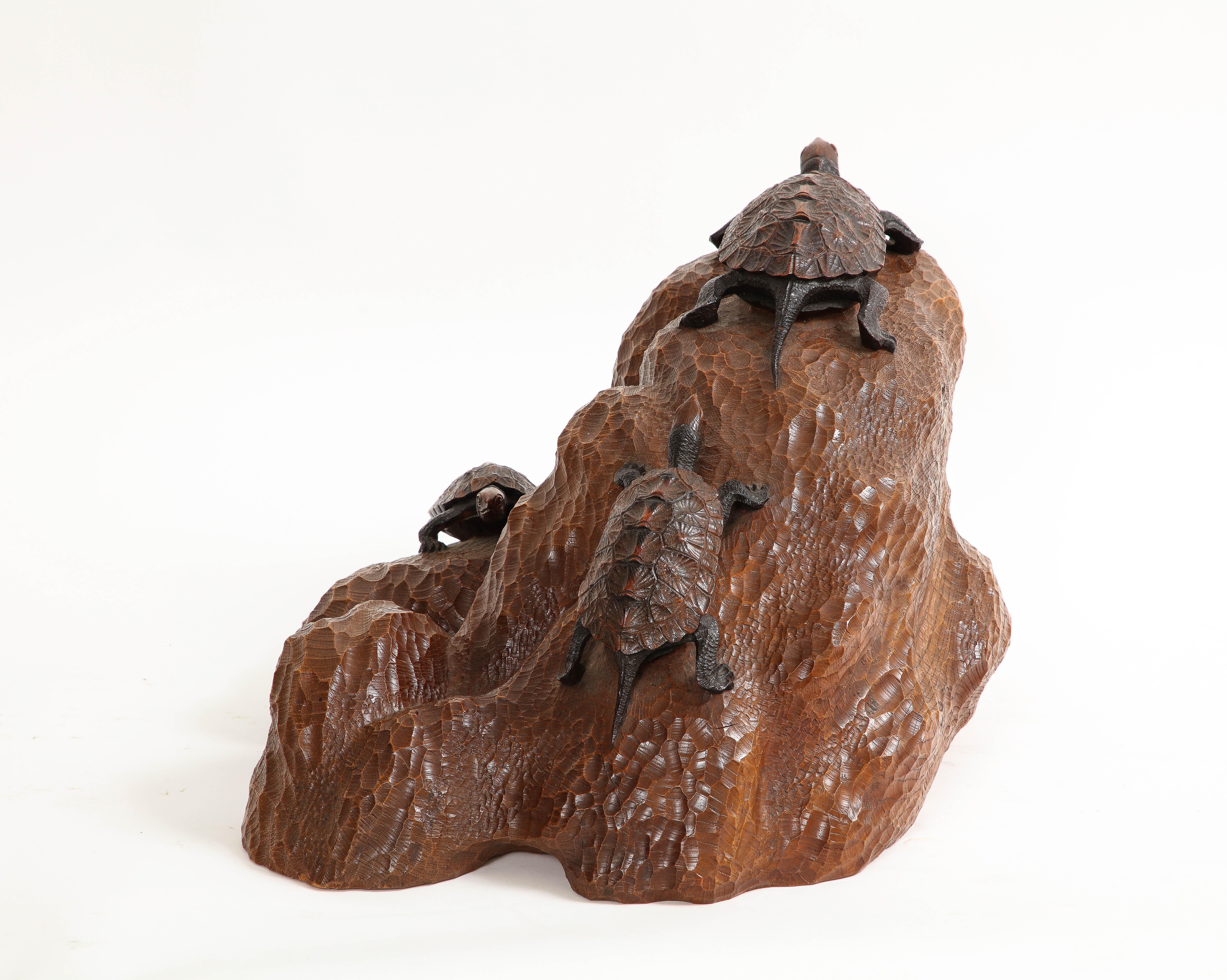 Escultura japonesa de tortuga o galápago tallada a mano en madera, del periodo Meiji, firmada siglo XIX en venta