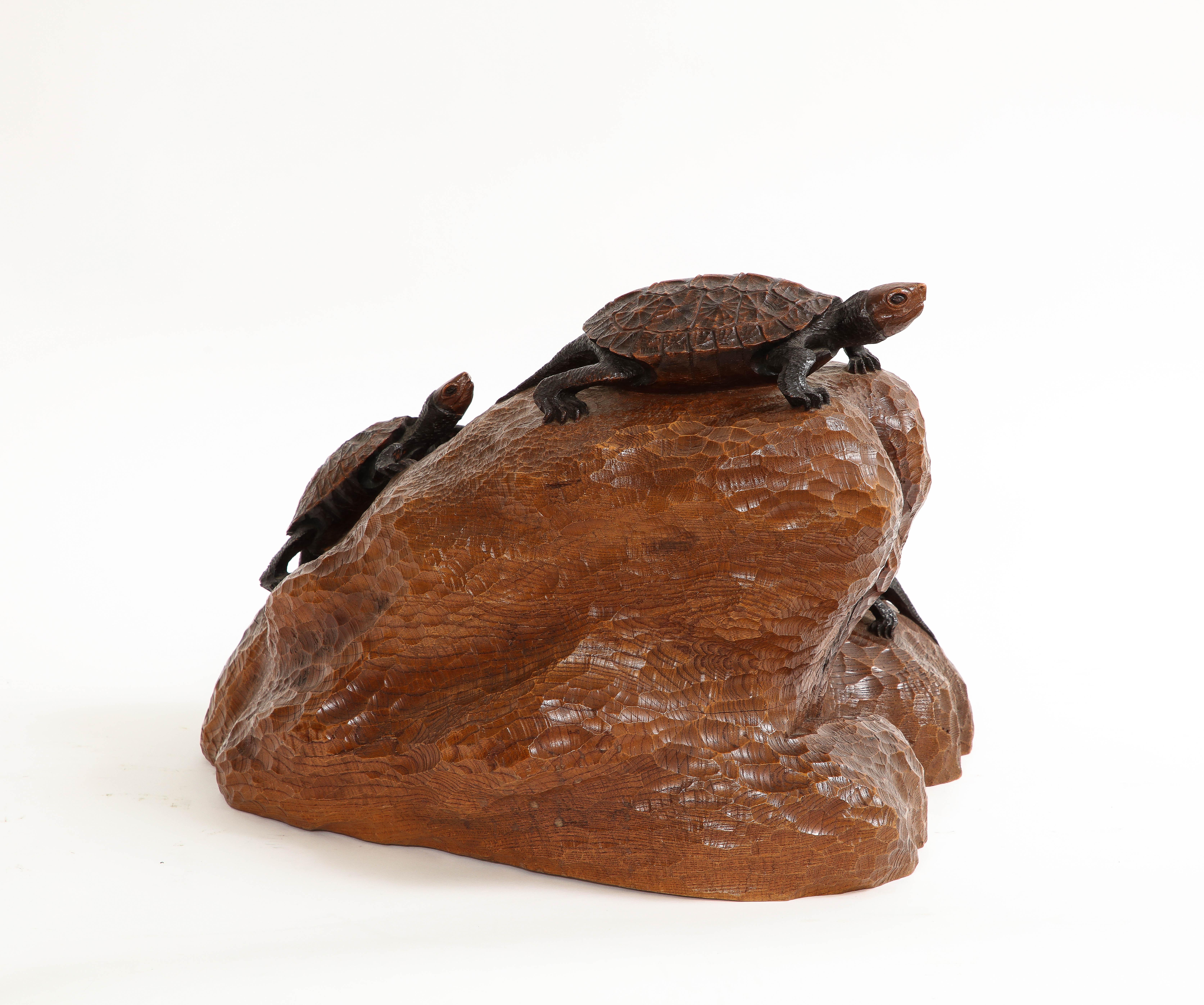 Escultura japonesa de tortuga o galápago tallada a mano en madera, del periodo Meiji, firmada en venta 2