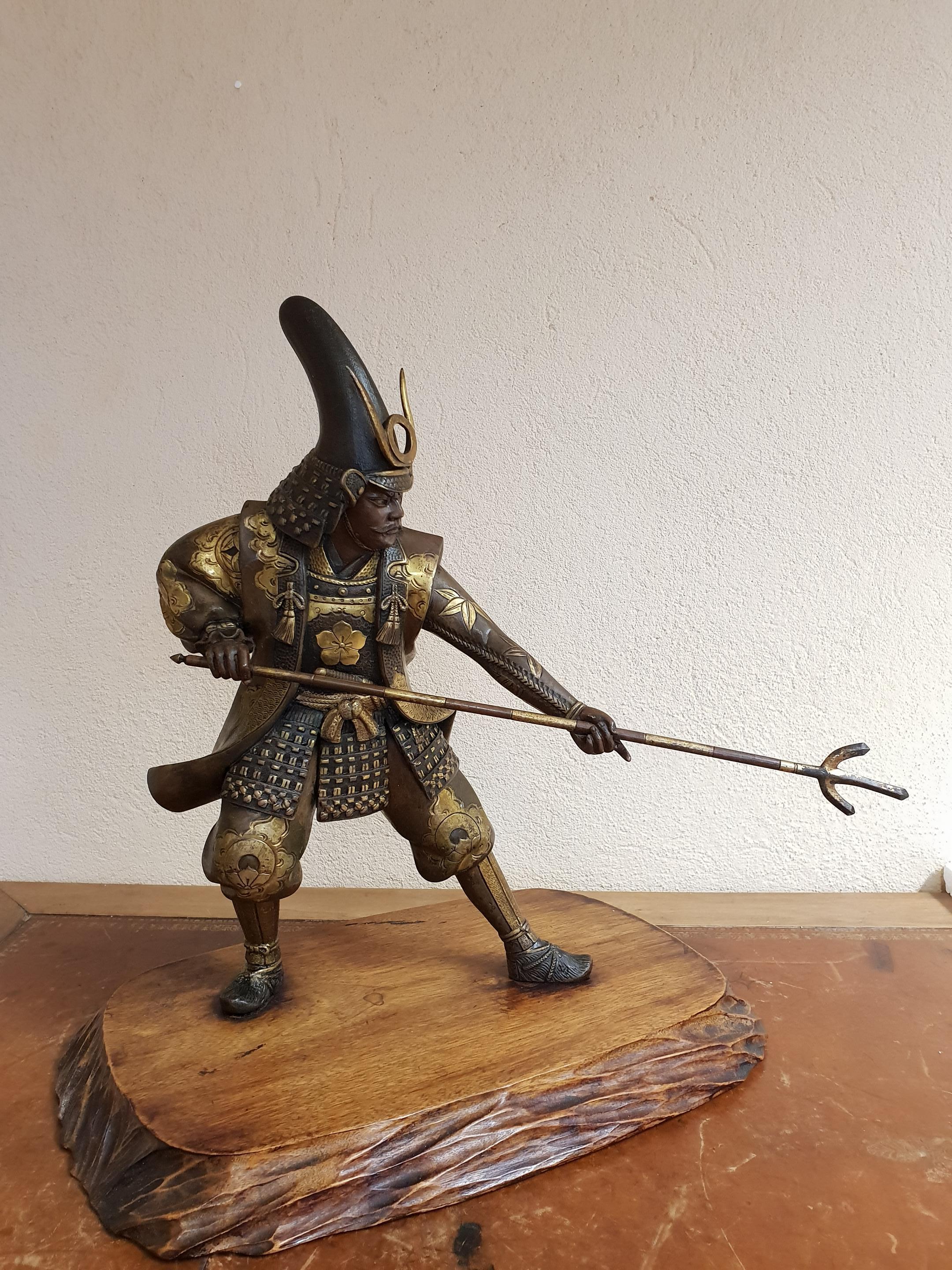 A big bronze figure of samurai with long spear in hand, nice old gilt and brown patina 
Signed Kouichi into a rectangular cartouche, Myiao school.
With his original wooden base
Dimensions of bronze 35 x 35 cm.