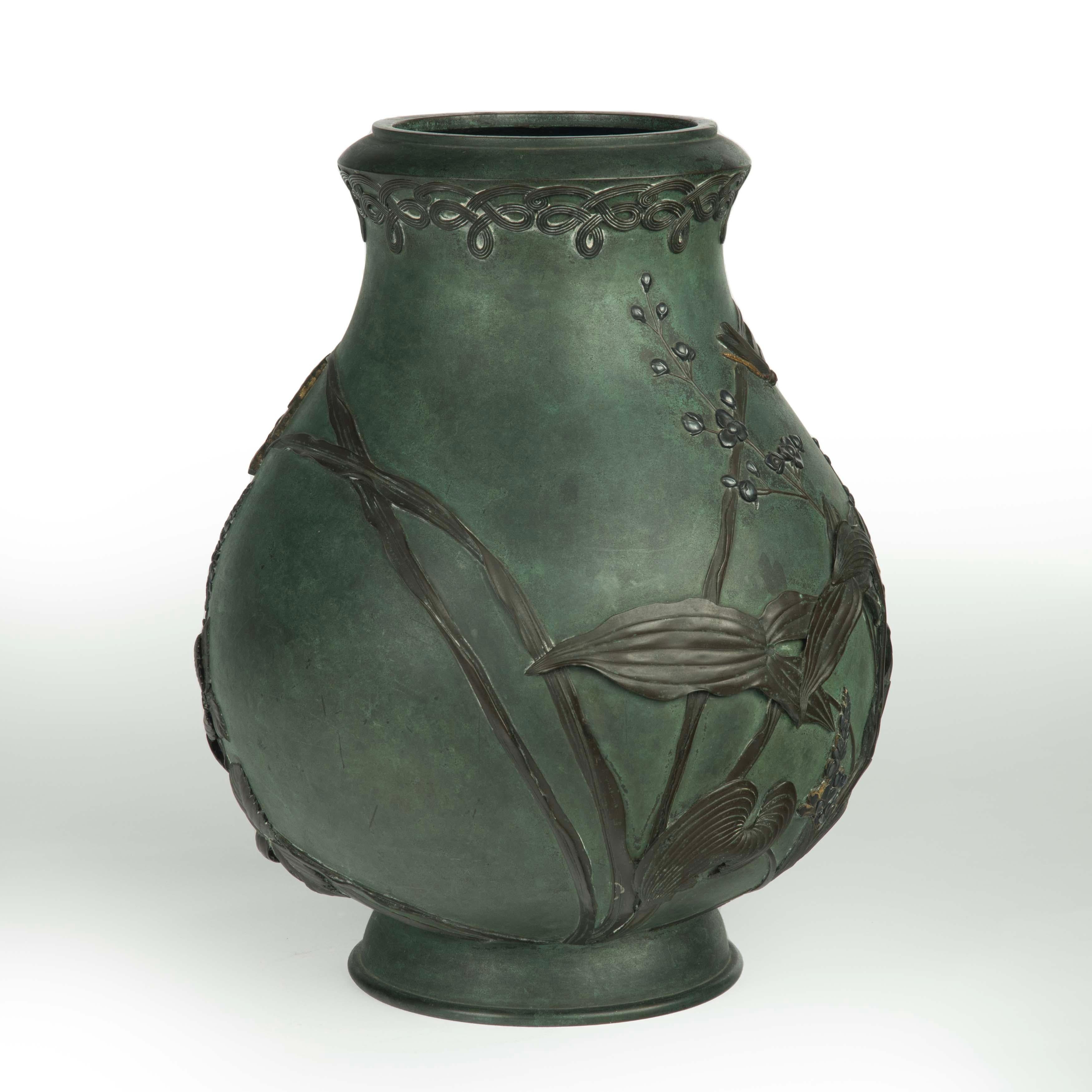 Meiji Period Patinated Bronze Vase by Kiryu Kosho Kaisha In Good Condition For Sale In Lymington, Hampshire