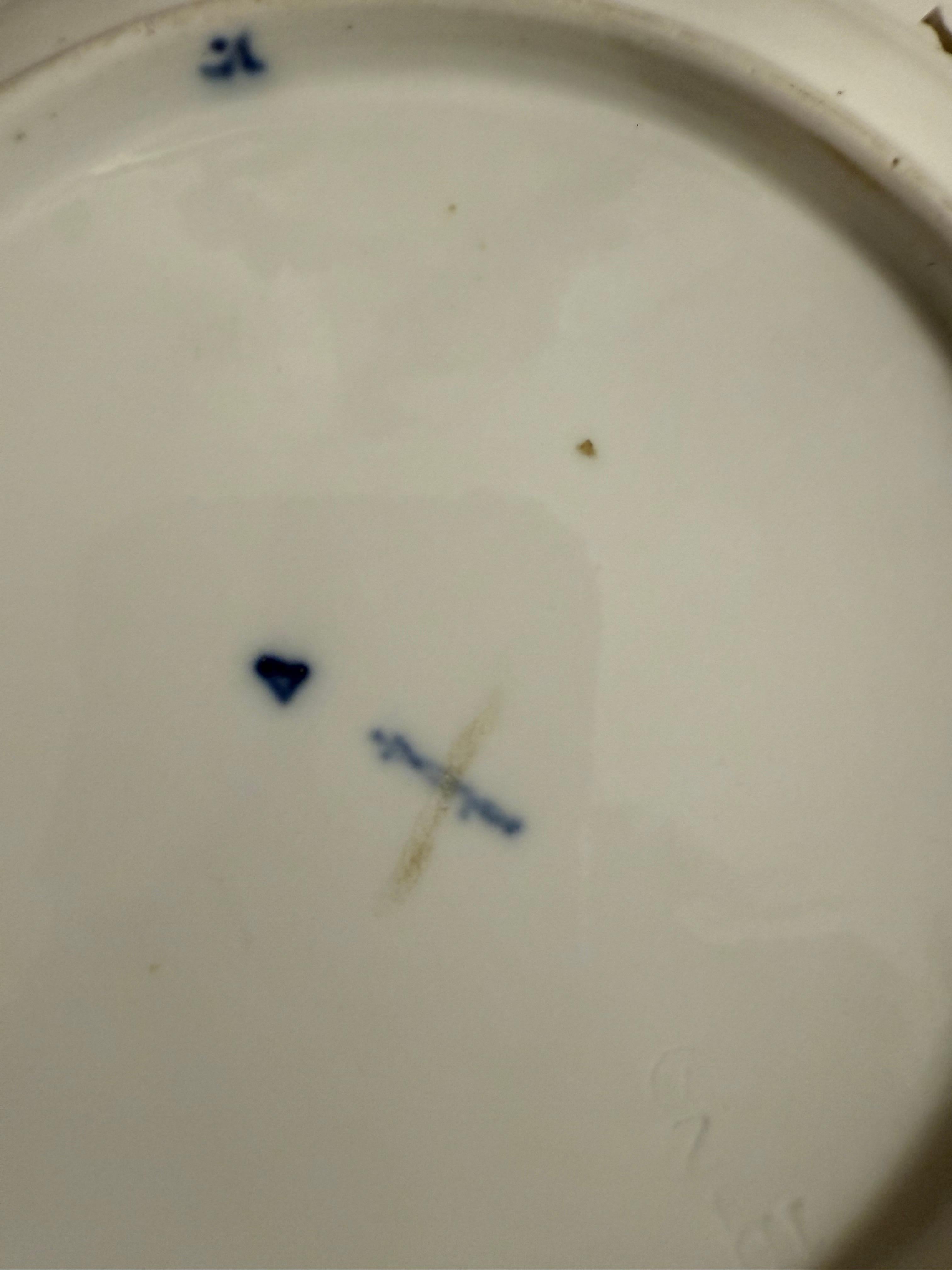 Blauer Meissen Porcelain Teller mit durchbrochenem Blumenrand, frühes 20. Jahrhundert im Angebot 3