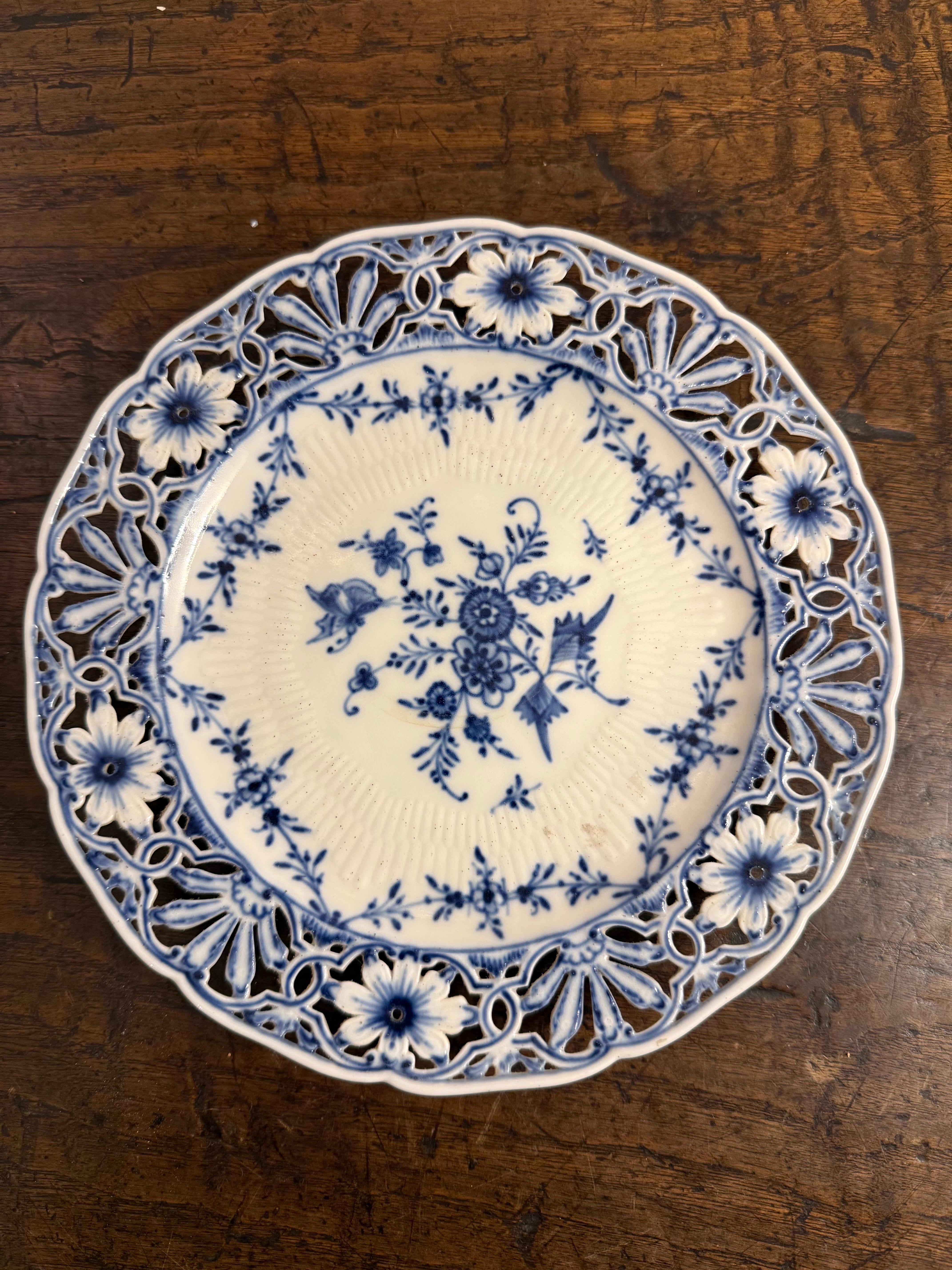 Blauer Porzellanteller mit durchbrochenem, floralem Rand, Anfang 20.

Beschreibung:
Ein Chinoiserie-Muster in der Mitte und eine durchbrochene, netzartige (spitzenartige) Bordüre.

Provenienz: Private Australian Collection'S.

Abmessungen:
Höhe: 1.8