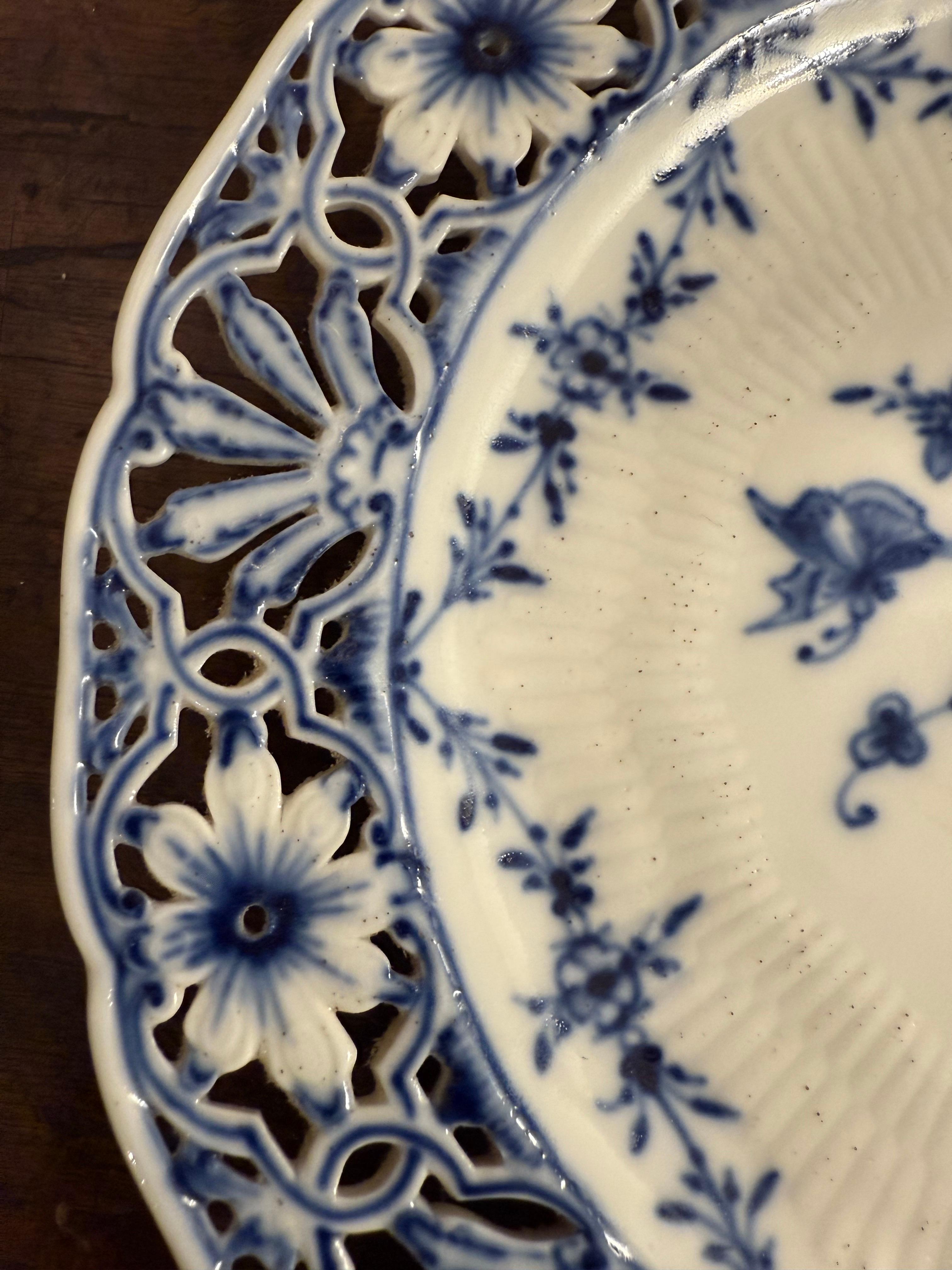 Blauer Meissen Porcelain Teller mit durchbrochenem Blumenrand, frühes 20. Jahrhundert (Chinoiserie) im Angebot