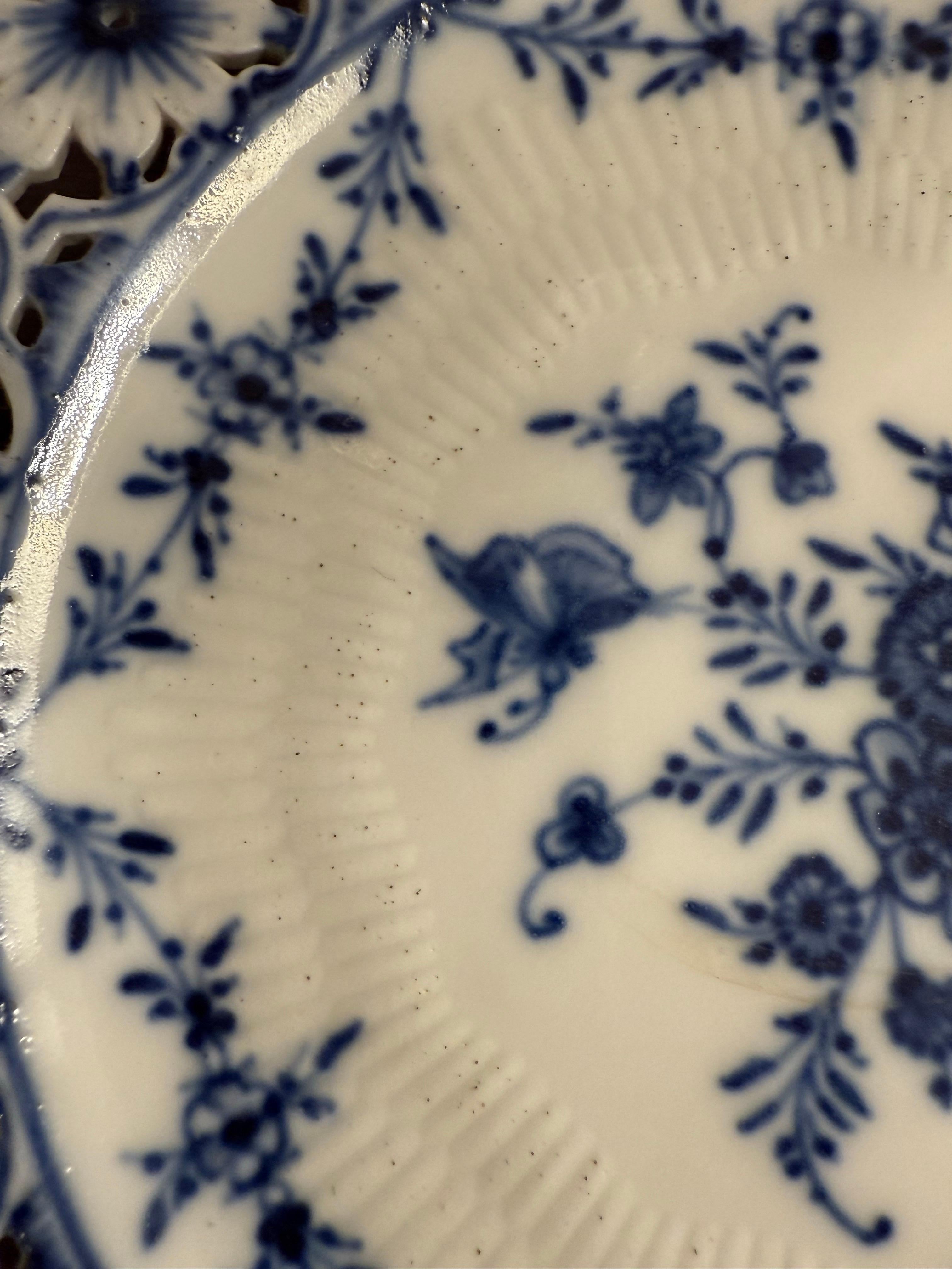 Blauer Meissen Porcelain Teller mit durchbrochenem Blumenrand, frühes 20. Jahrhundert (Deutsch) im Angebot