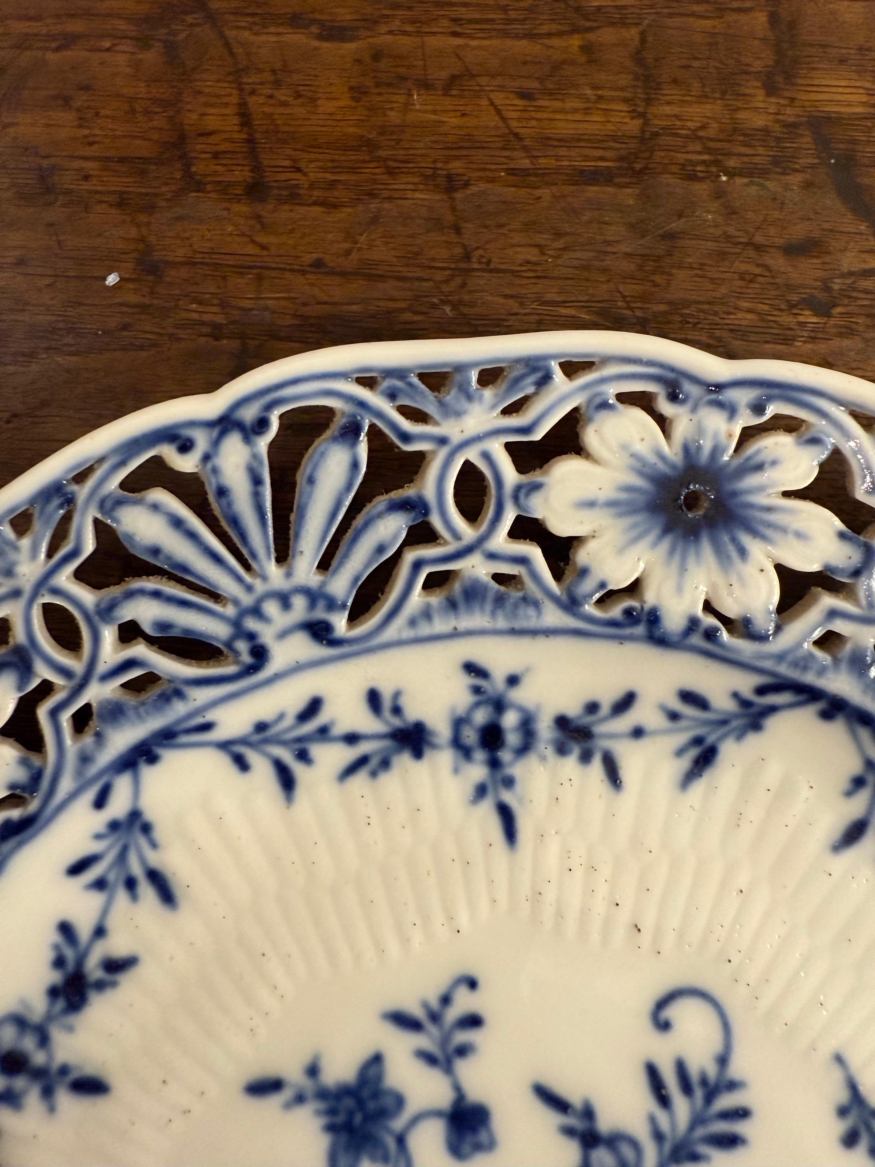 Blauer Meissen Porcelain Teller mit durchbrochenem Blumenrand, frühes 20. Jahrhundert (Handgefertigt) im Angebot