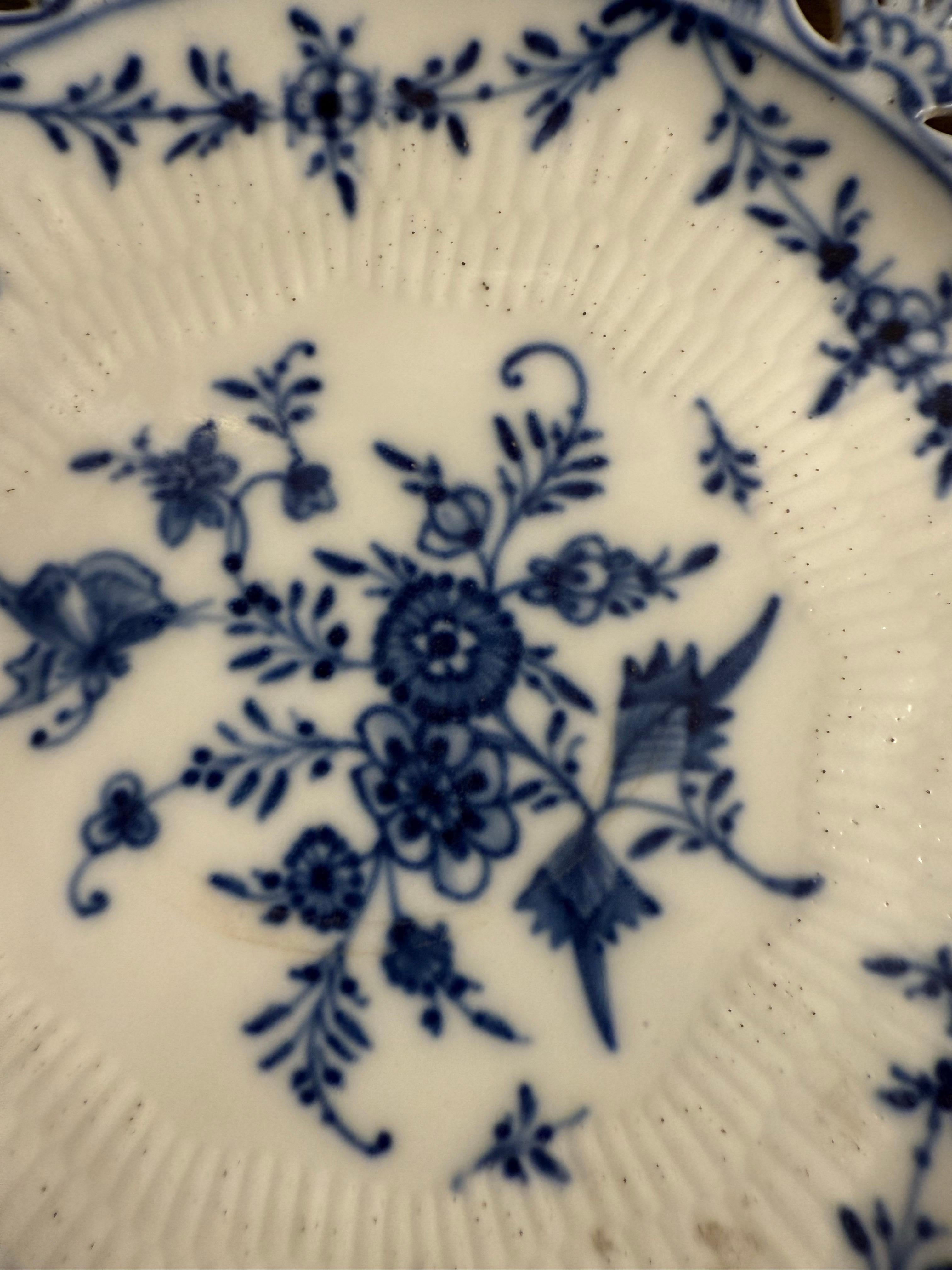 Blauer Meissen Porcelain Teller mit durchbrochenem Blumenrand, frühes 20. Jahrhundert im Zustand „Gut“ im Angebot in ARMADALE, VIC