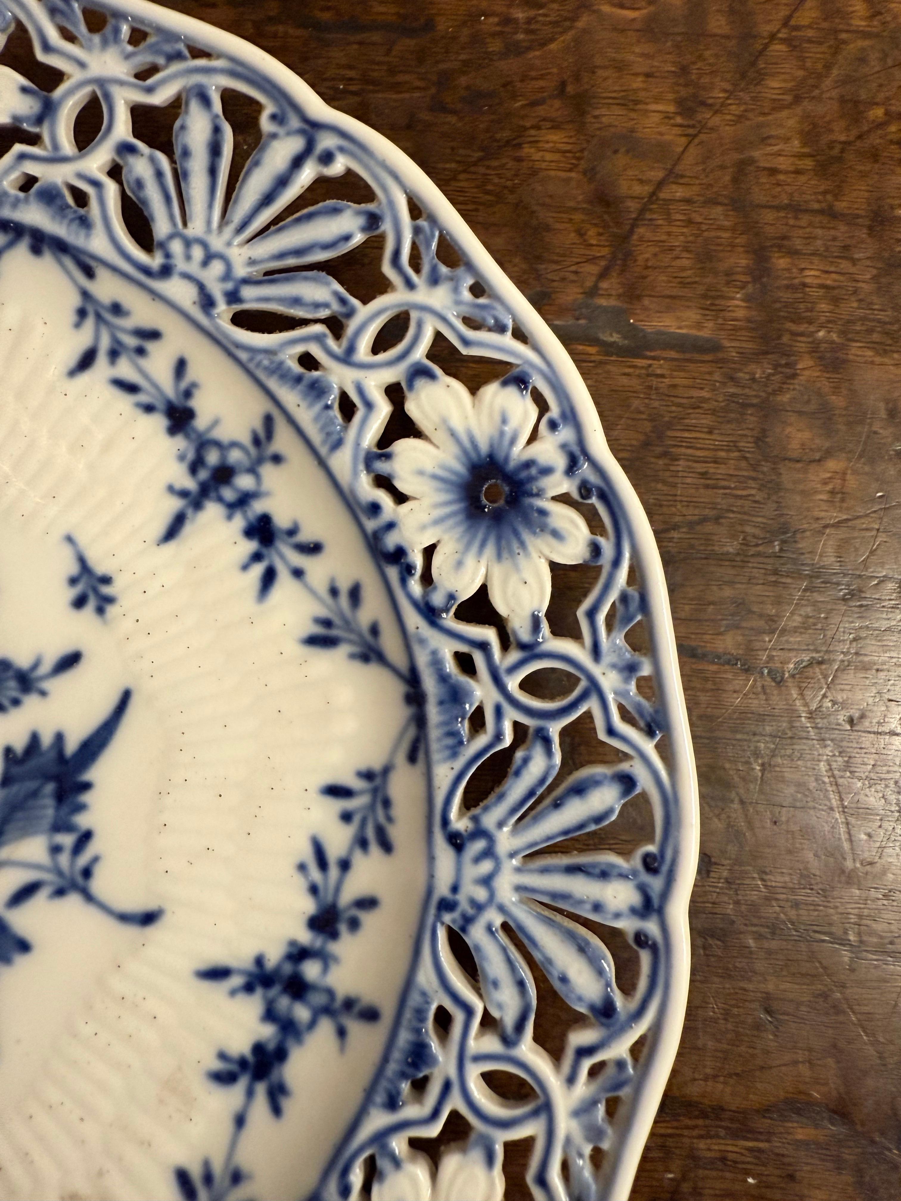 Blauer Meissen Porcelain Teller mit durchbrochenem Blumenrand, frühes 20. Jahrhundert (Porzellan) im Angebot