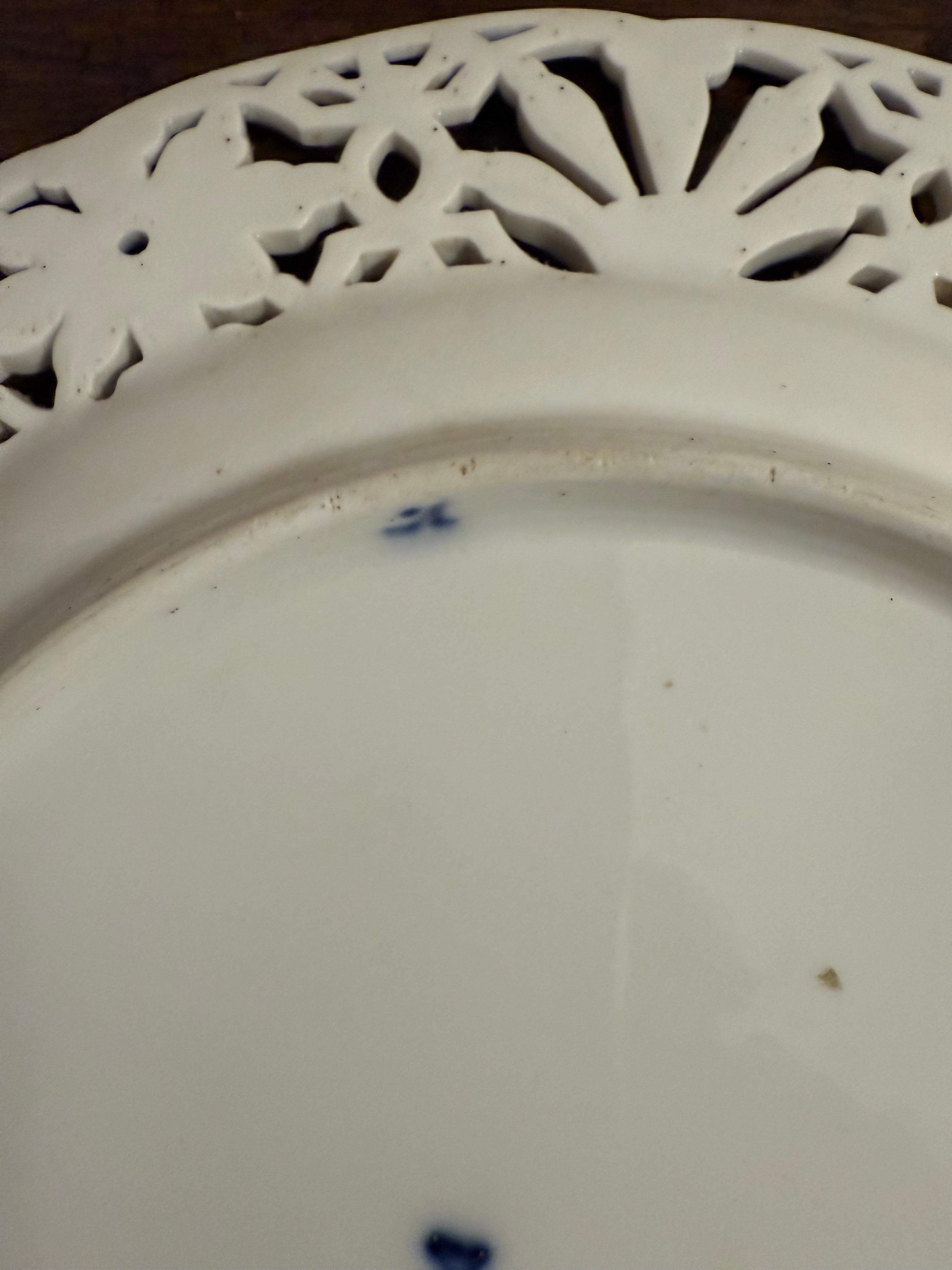 Blauer Meissen Porcelain Teller mit durchbrochenem Blumenrand, frühes 20. Jahrhundert im Angebot 1