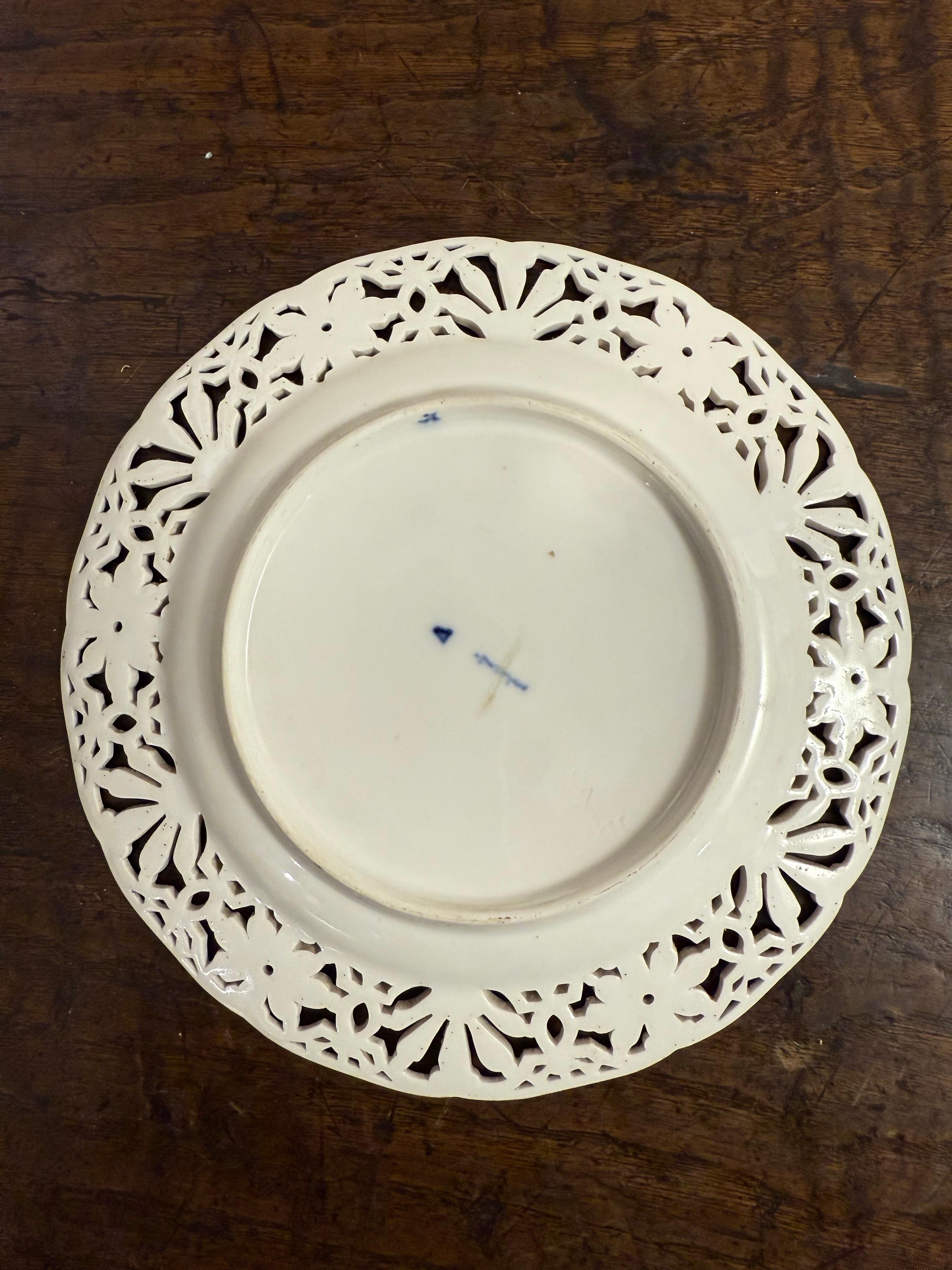 Blauer Meissen Porcelain Teller mit durchbrochenem Blumenrand, frühes 20. Jahrhundert im Angebot 2
