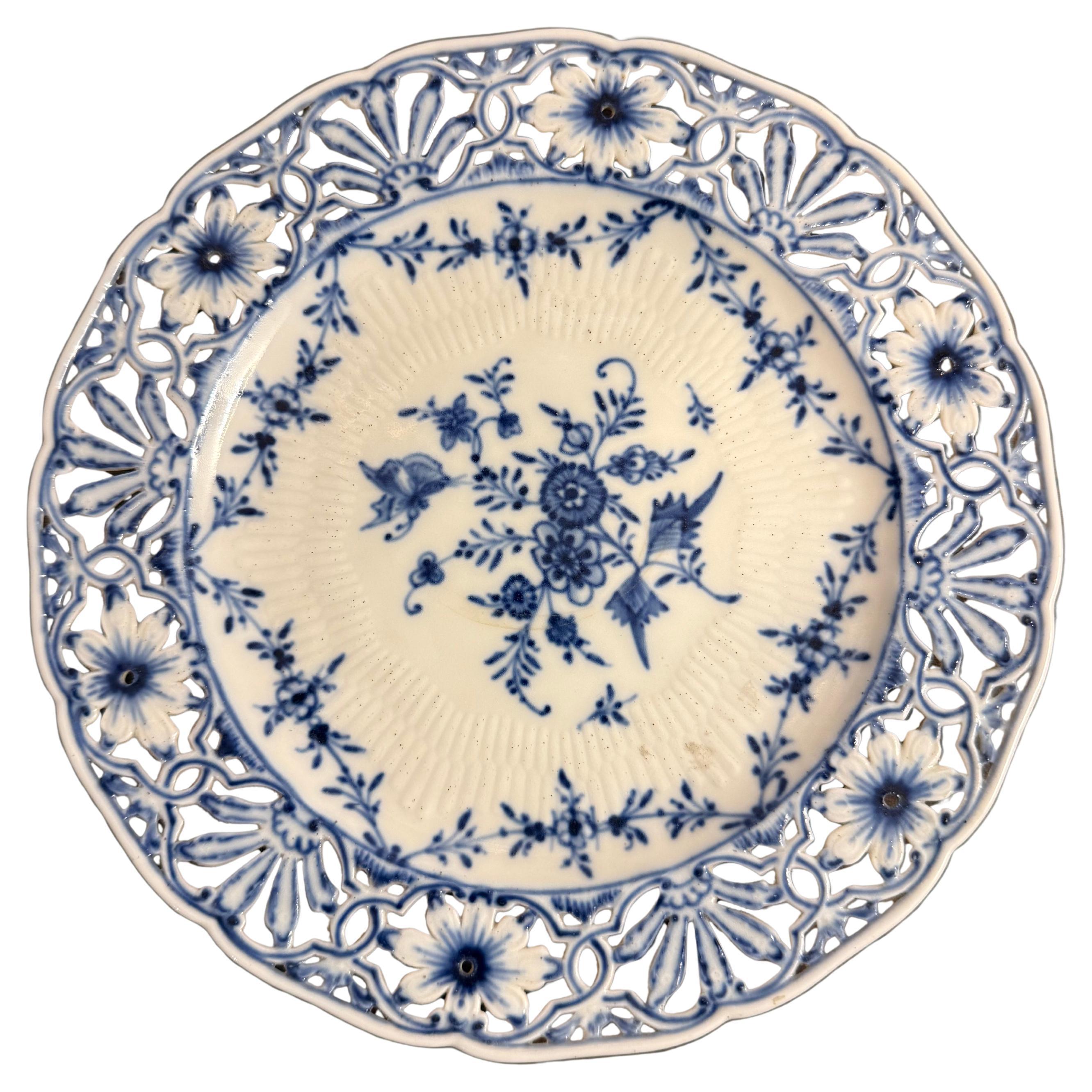 Assiette en porcelaine bleue de Meissen avec bordure florale ajourée, début du 20e siècle