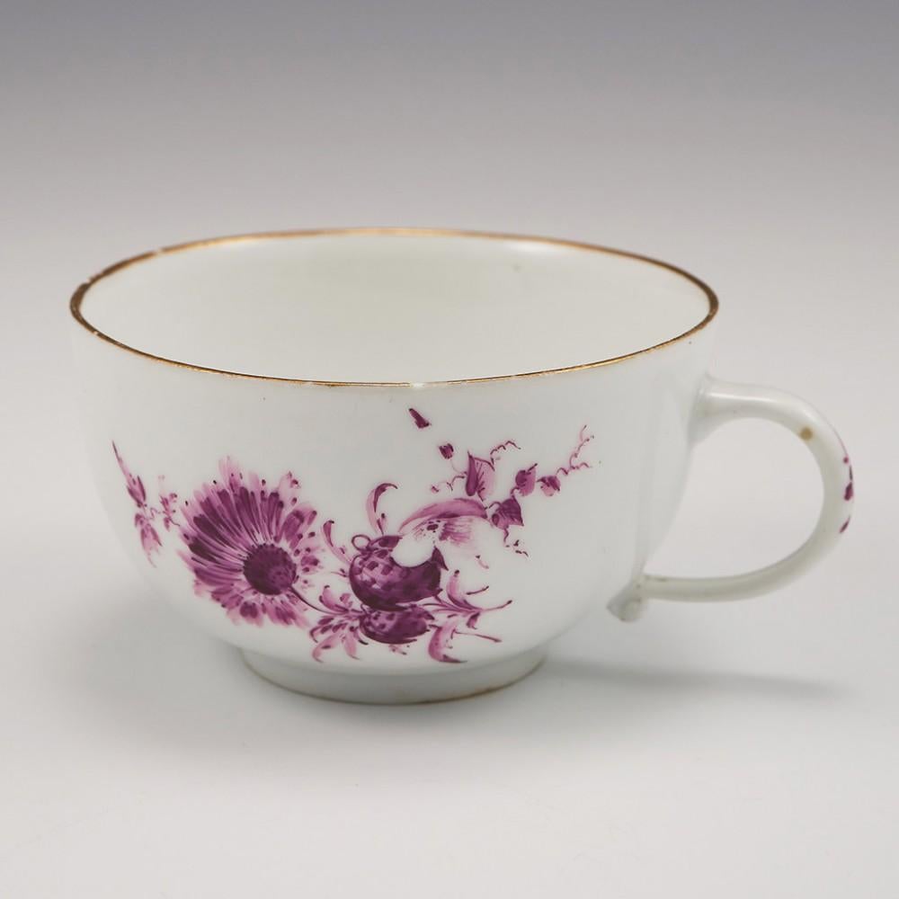 Porzellan-Teekanne und Untertasse und Kaffeebecher aus der Meissener gepunkteten Zeit, 1763 - 1774 im Angebot 8