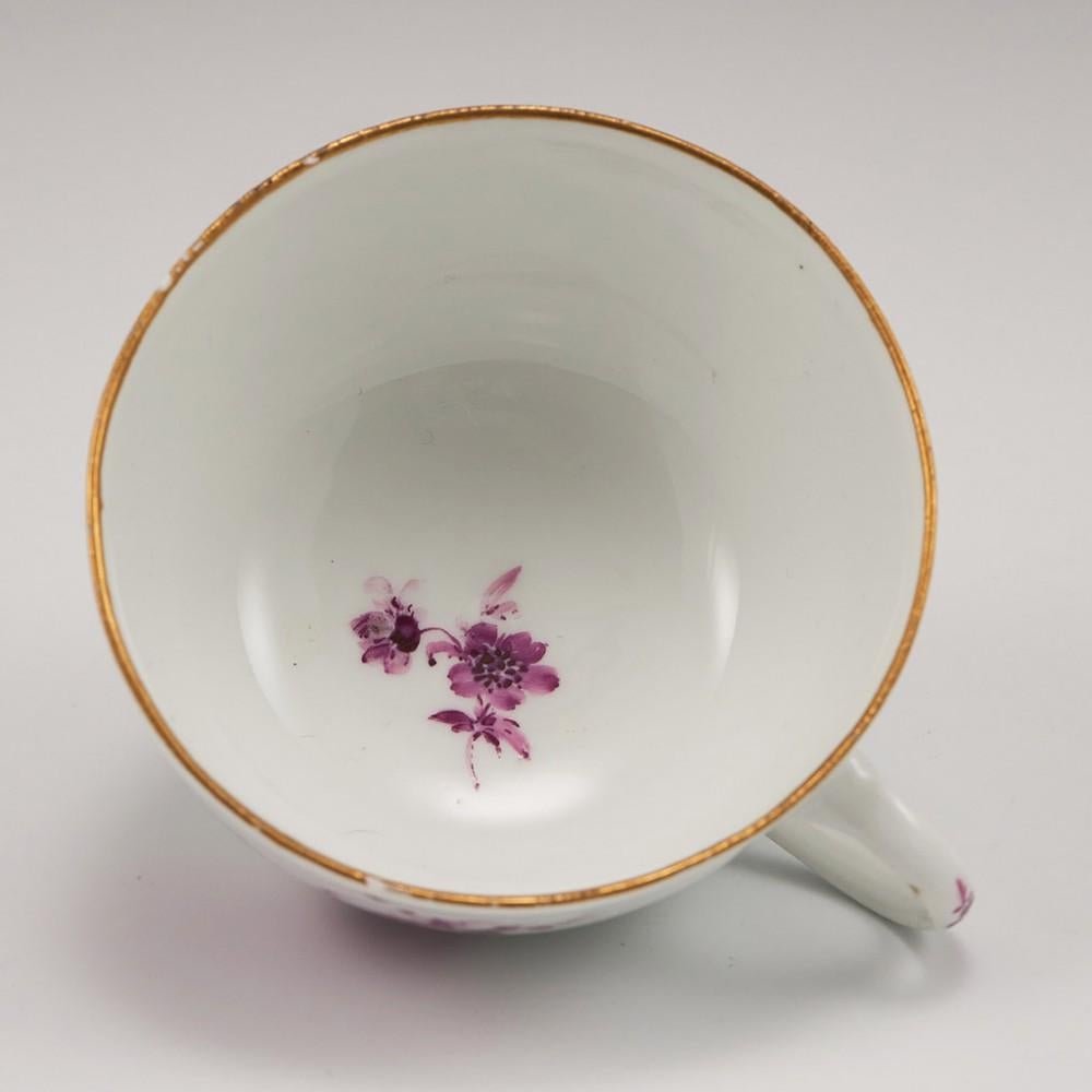 Porzellan-Teekanne und Untertasse und Kaffeebecher aus der Meissener gepunkteten Zeit, 1763 - 1774 im Angebot 9