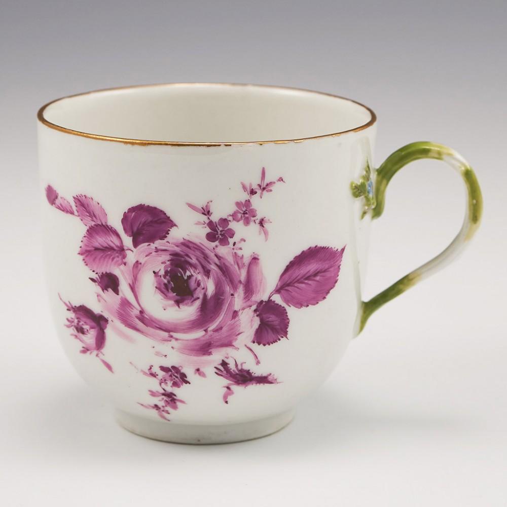 Porzellan-Teekanne und Untertasse und Kaffeebecher aus der Meissener gepunkteten Zeit, 1763 - 1774 im Angebot 2