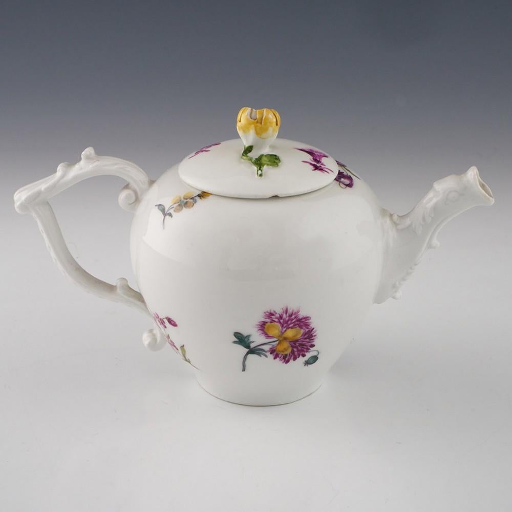 Eine Meissen Porcelain Teekanne um 1765 (Deutsch)