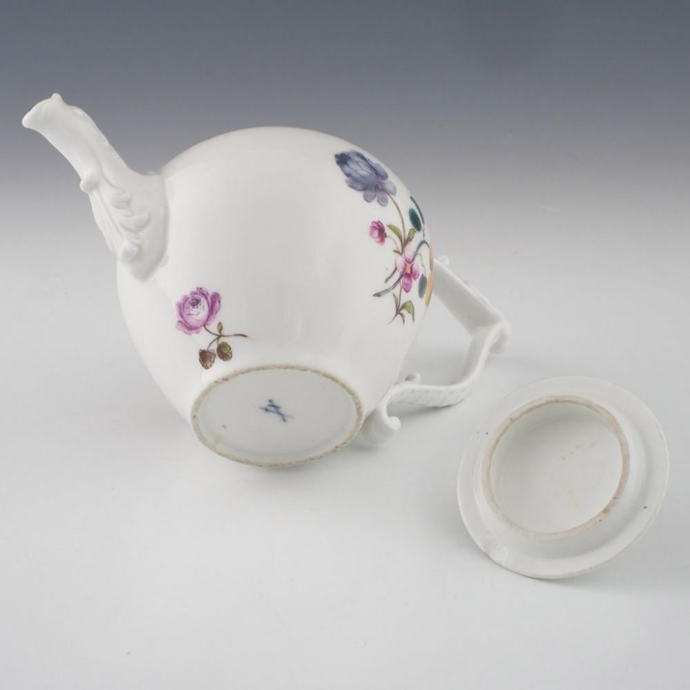 Eine Meissen Porcelain Teekanne um 1765 (Porzellan)