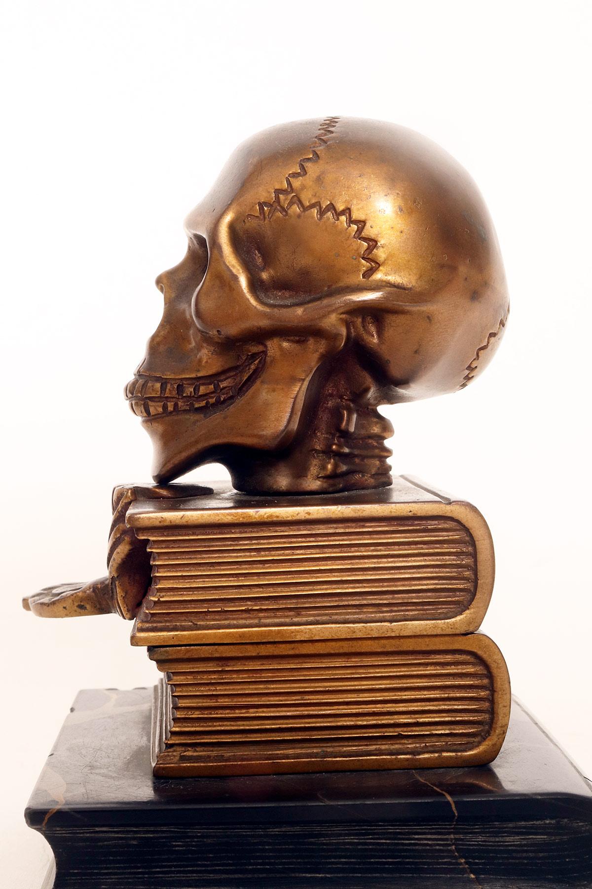 Un Memento Mori che raffigura un teschio appoggiato su dei libri, Francia anni '30. 4