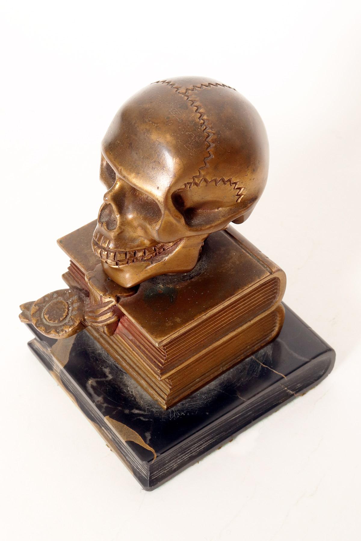 Un Memento Mori che raffigura un teschio appoggiato su dei libri, Francia anni '30. 5