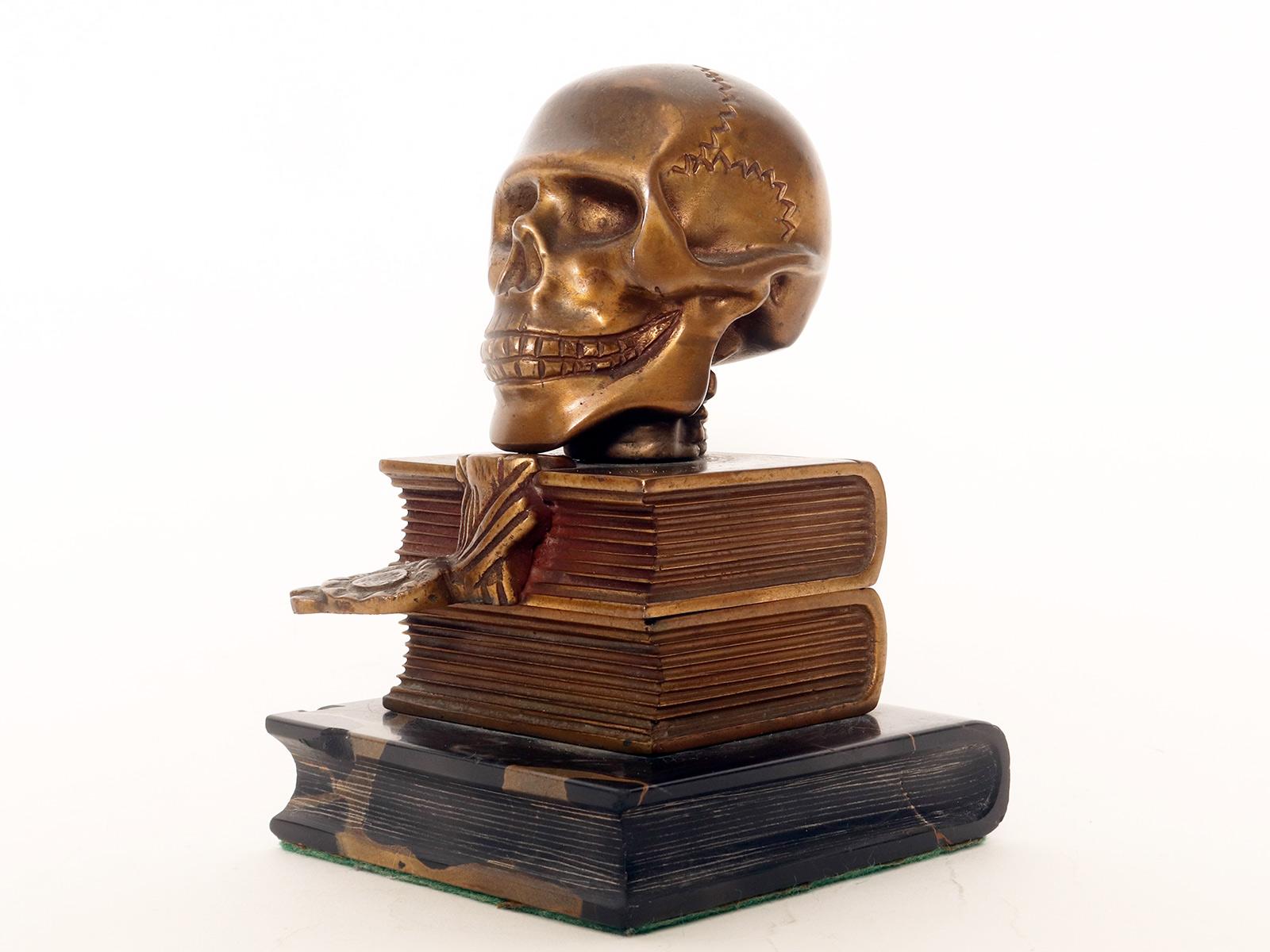 Francese Un Memento Mori che raffigura un teschio appoggiato su dei libri, Francia anni '30.