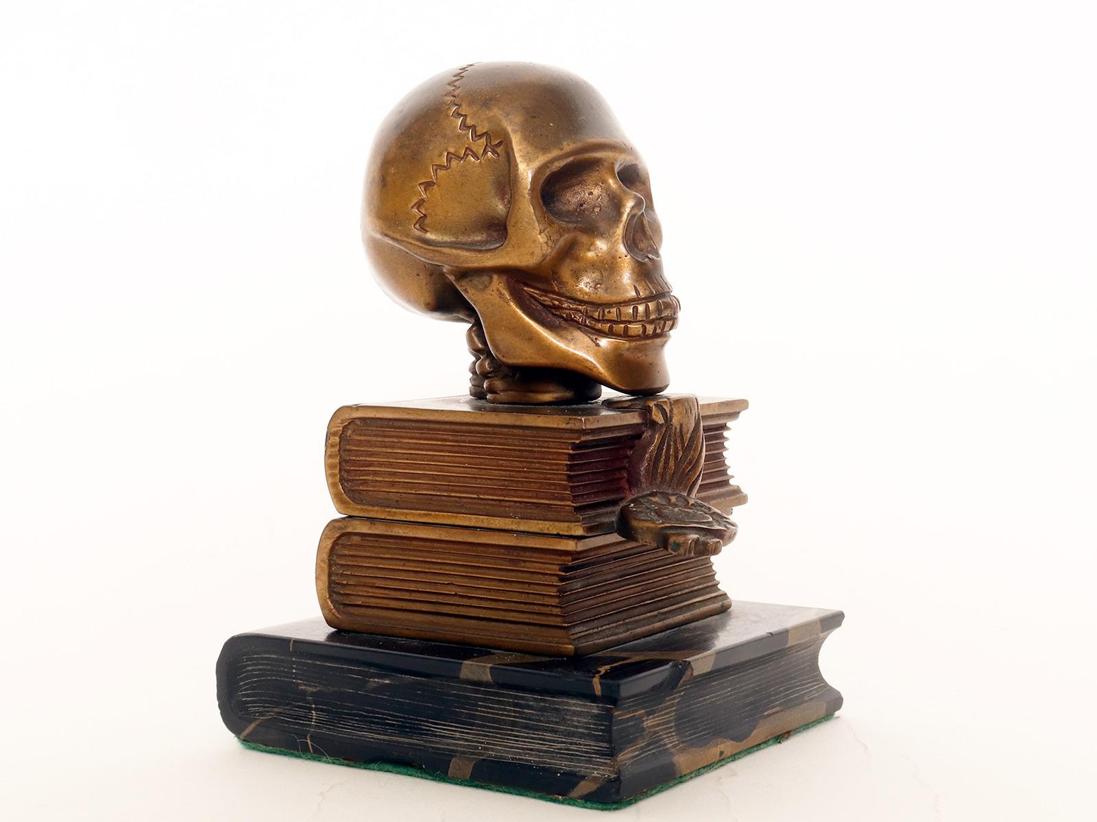 Un Memento Mori che raffigura un teschio appoggiato su dei libri, Francia anni '30. In condizioni buone a Milan, IT