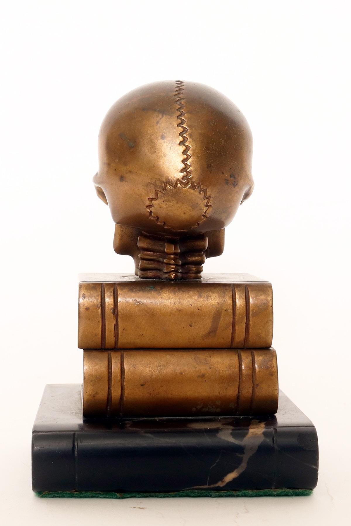 XX secolo Un Memento Mori che raffigura un teschio appoggiato su dei libri, Francia anni '30.