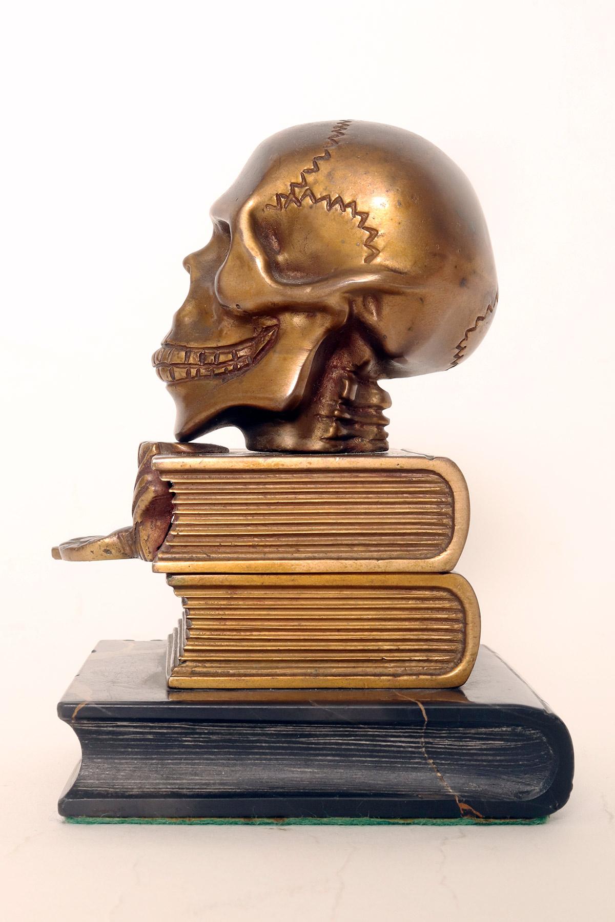 Bronzo Un Memento Mori che raffigura un teschio appoggiato su dei libri, Francia anni '30.