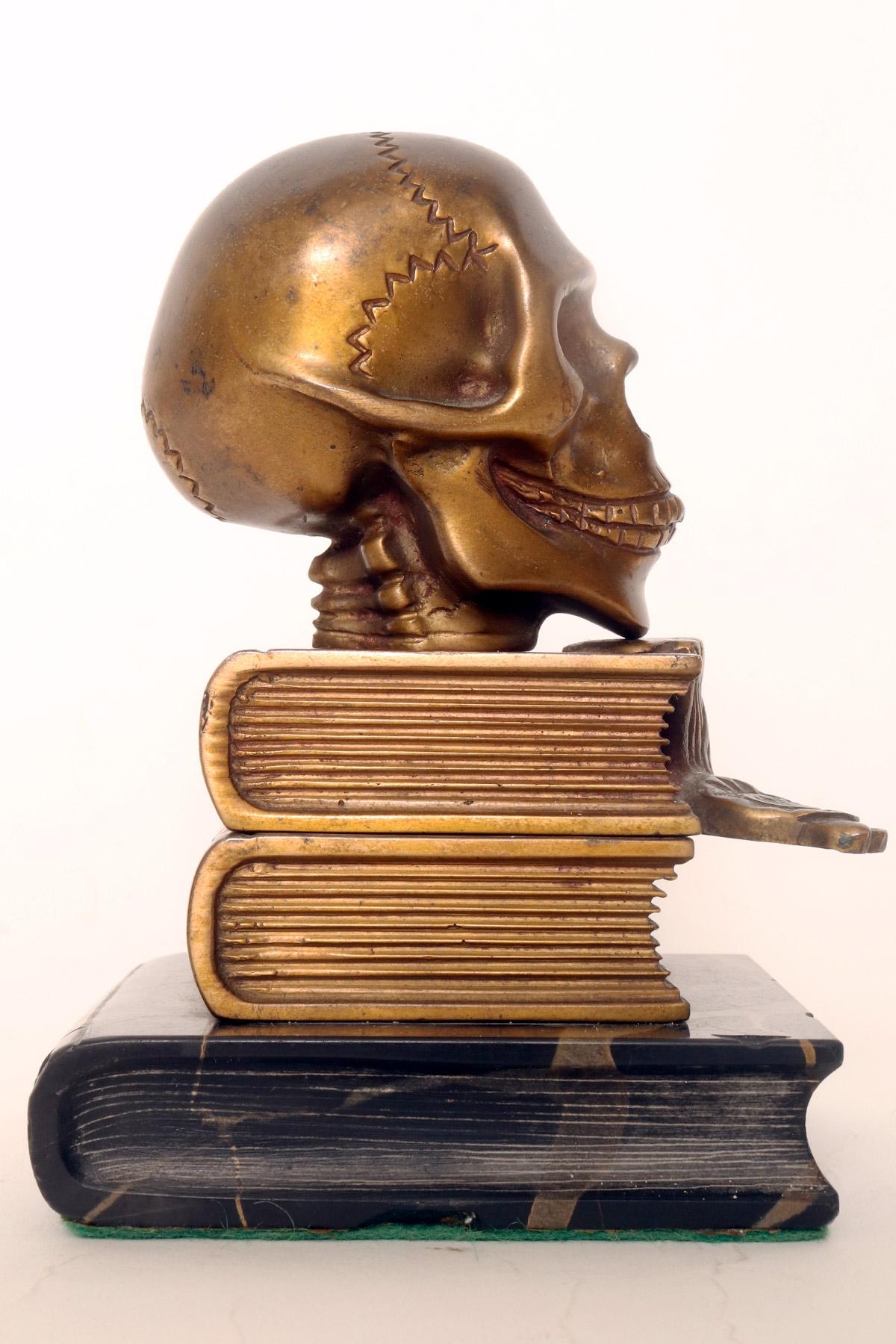 Un Memento Mori che raffigura un teschio appoggiato su dei libri, Francia anni '30. 1