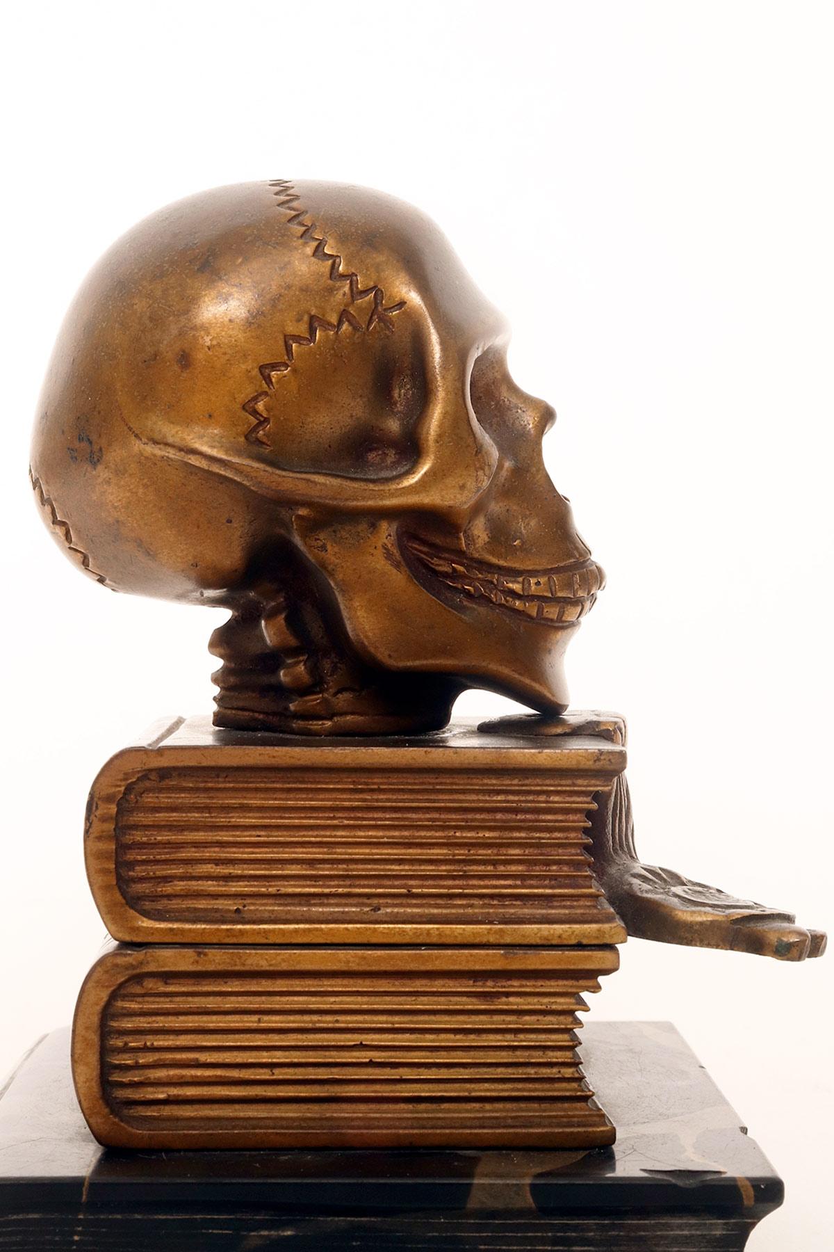 Un Memento Mori che raffigura un teschio appoggiato su dei libri, Francia anni '30. 3