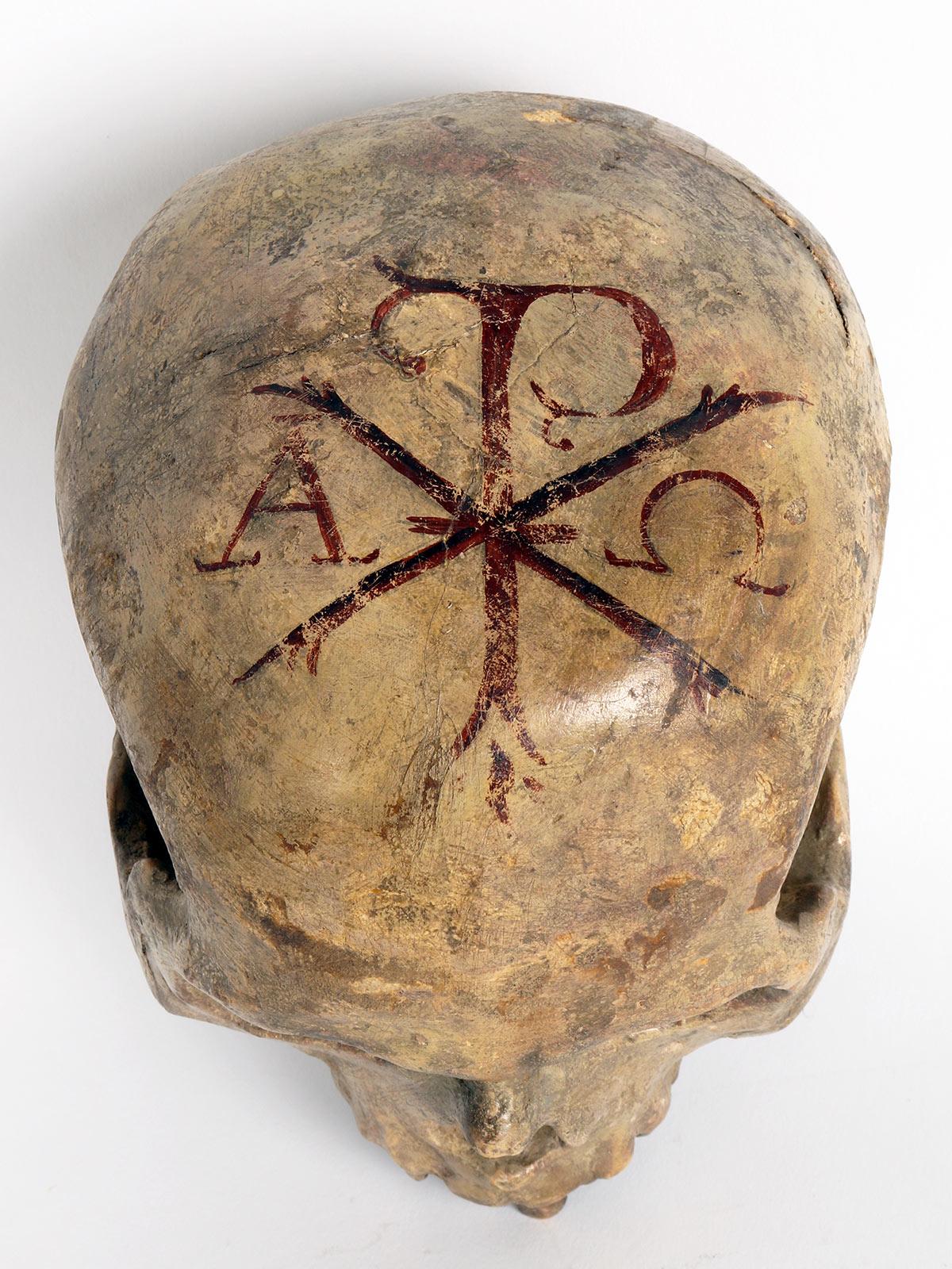 Memento Mori aus Holz mit Chrismon, Monogramm von Christus, Italien um 1600. im Angebot 6