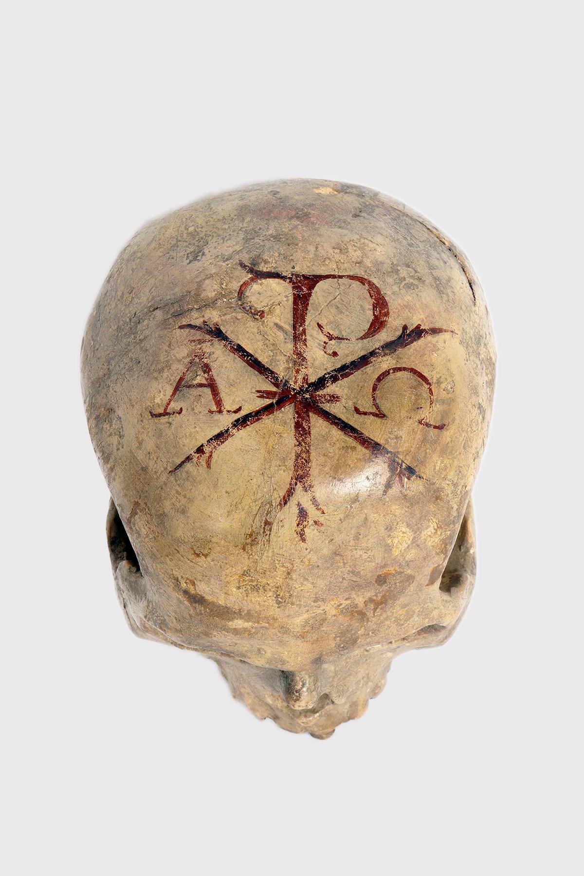 A Memento Mori in wood with Chrismon, monogram of Christ. Valuable sculpture in fruit wood in almost true-to-life measurements, sculpted with art and finished with a wealth of details. The wood was covered with a thin layer of pellet and finished in