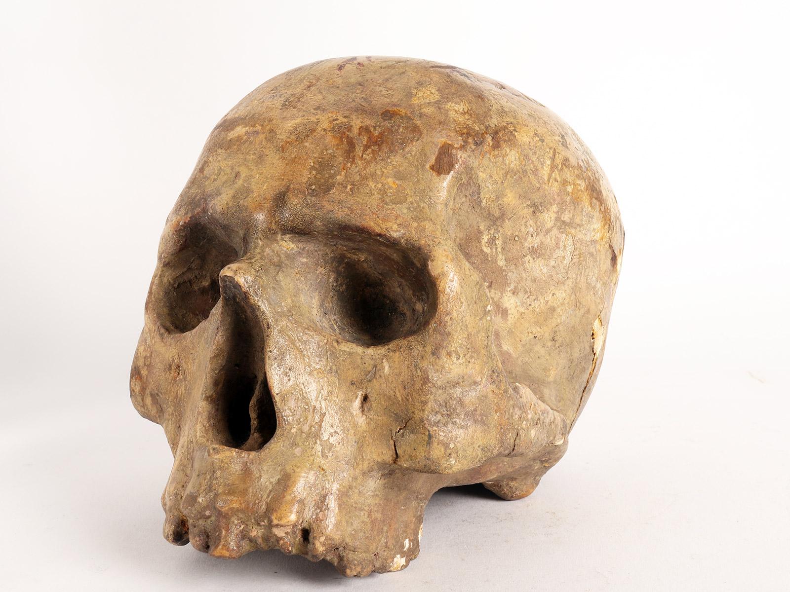 A Memento Mori in wood with Chrismon, monogram of Christ, Italy circa 1600. For Sale 3