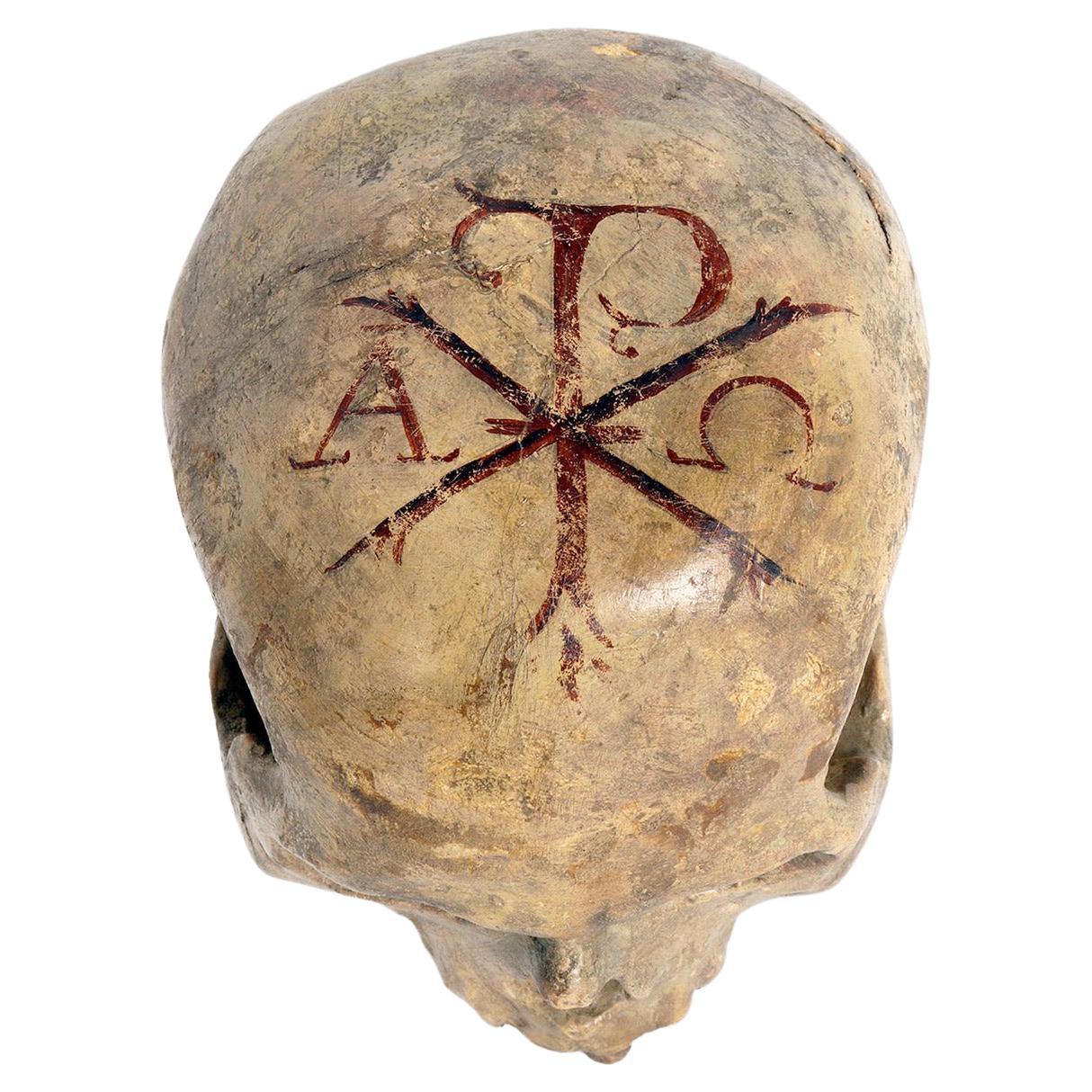 Memento Mori aus Holz mit Chrismon, Monogramm von Christus, Italien um 1600. im Angebot